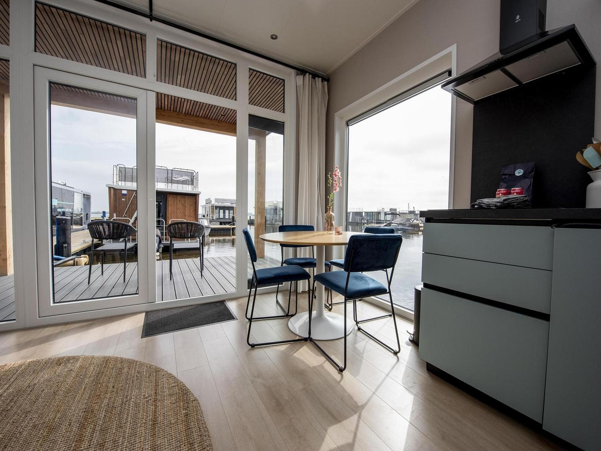 De eetkamer van RiggelBrug Sneekermeer in Offingawier