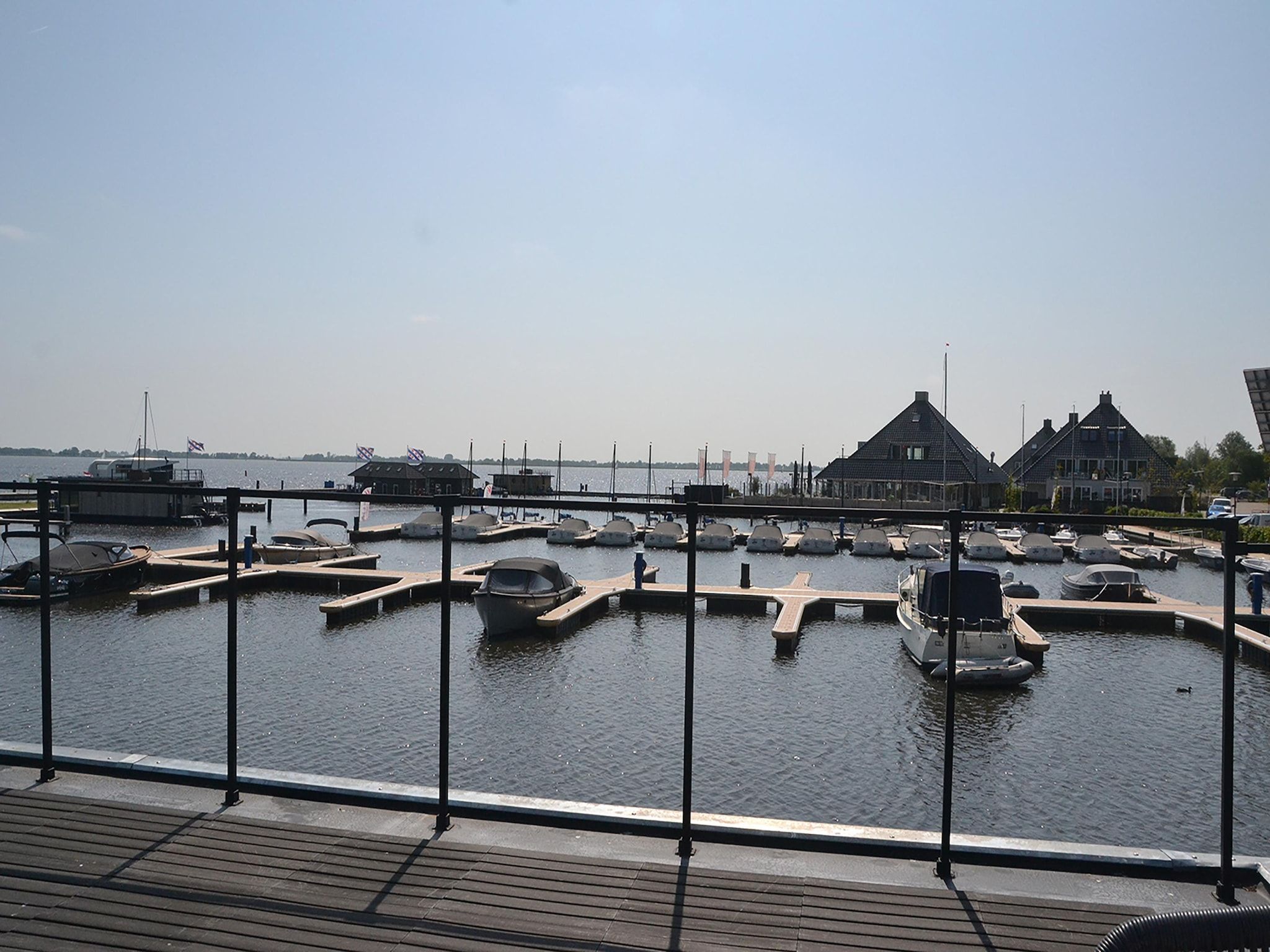 Het uitzicht vanaf RiggelBrug Sneekermeer in Offingawier