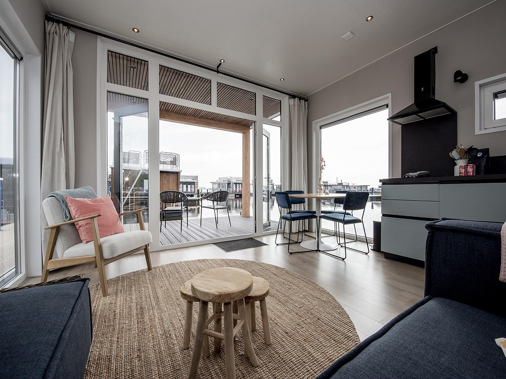 De woonkamer van RiggelBrug Sneekermeer in Offingawier