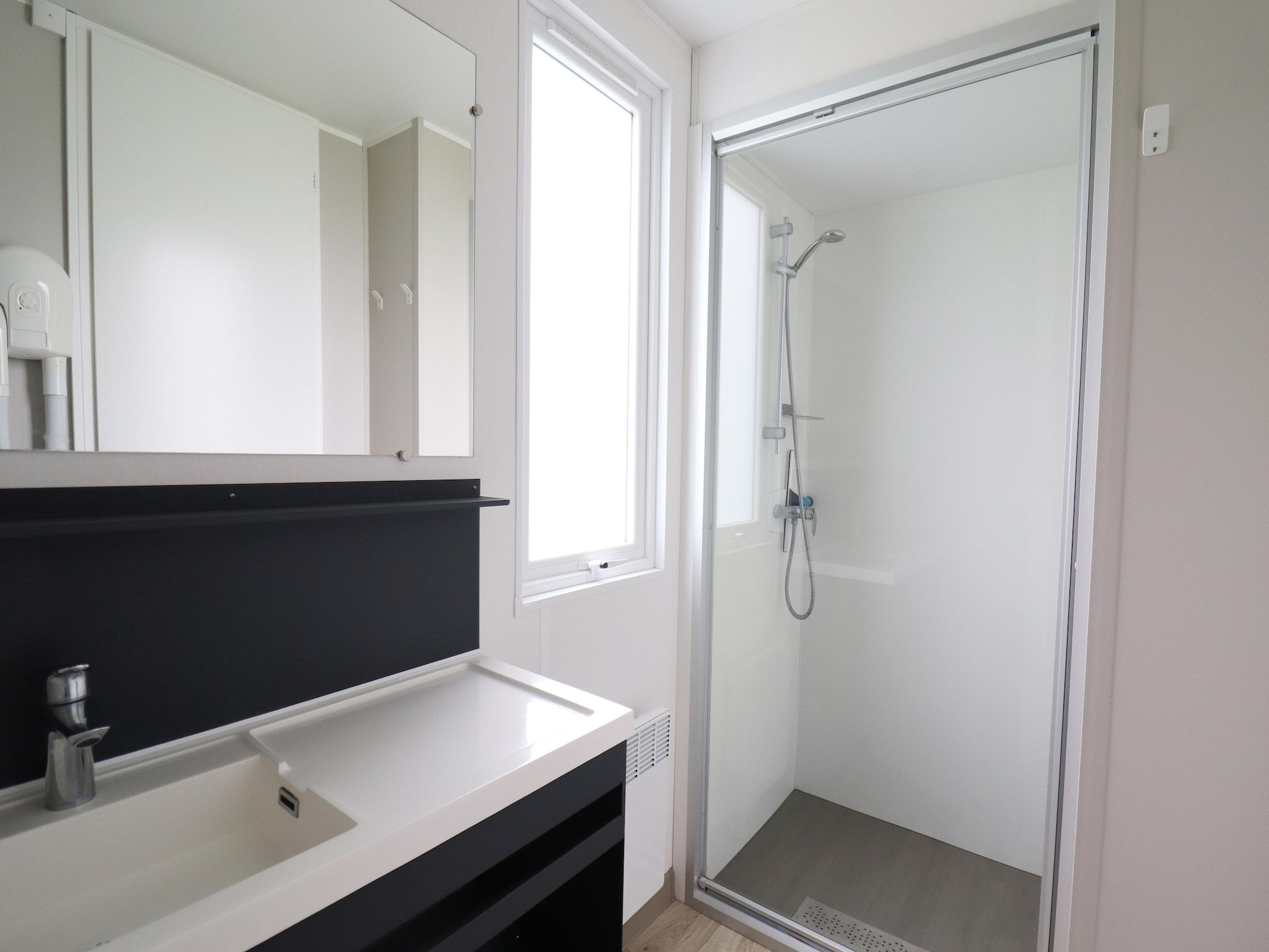 De badkamer van Terraslodge 1 in Heeg