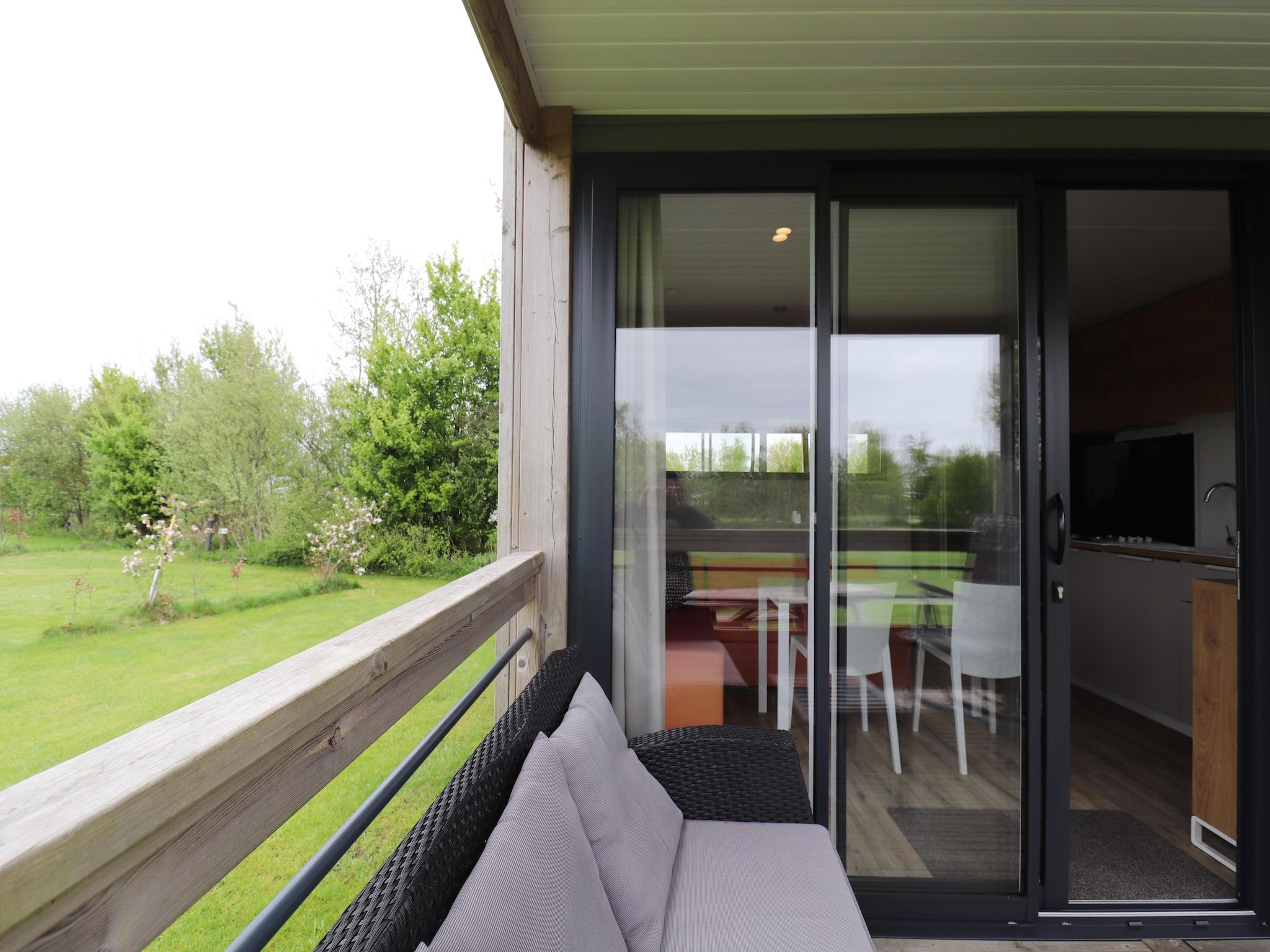 Het terras van Terraslodge 1 in Heeg
