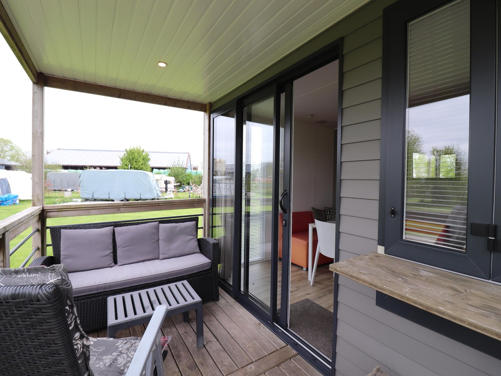 Het terras van Terraslodge 1 in Heeg