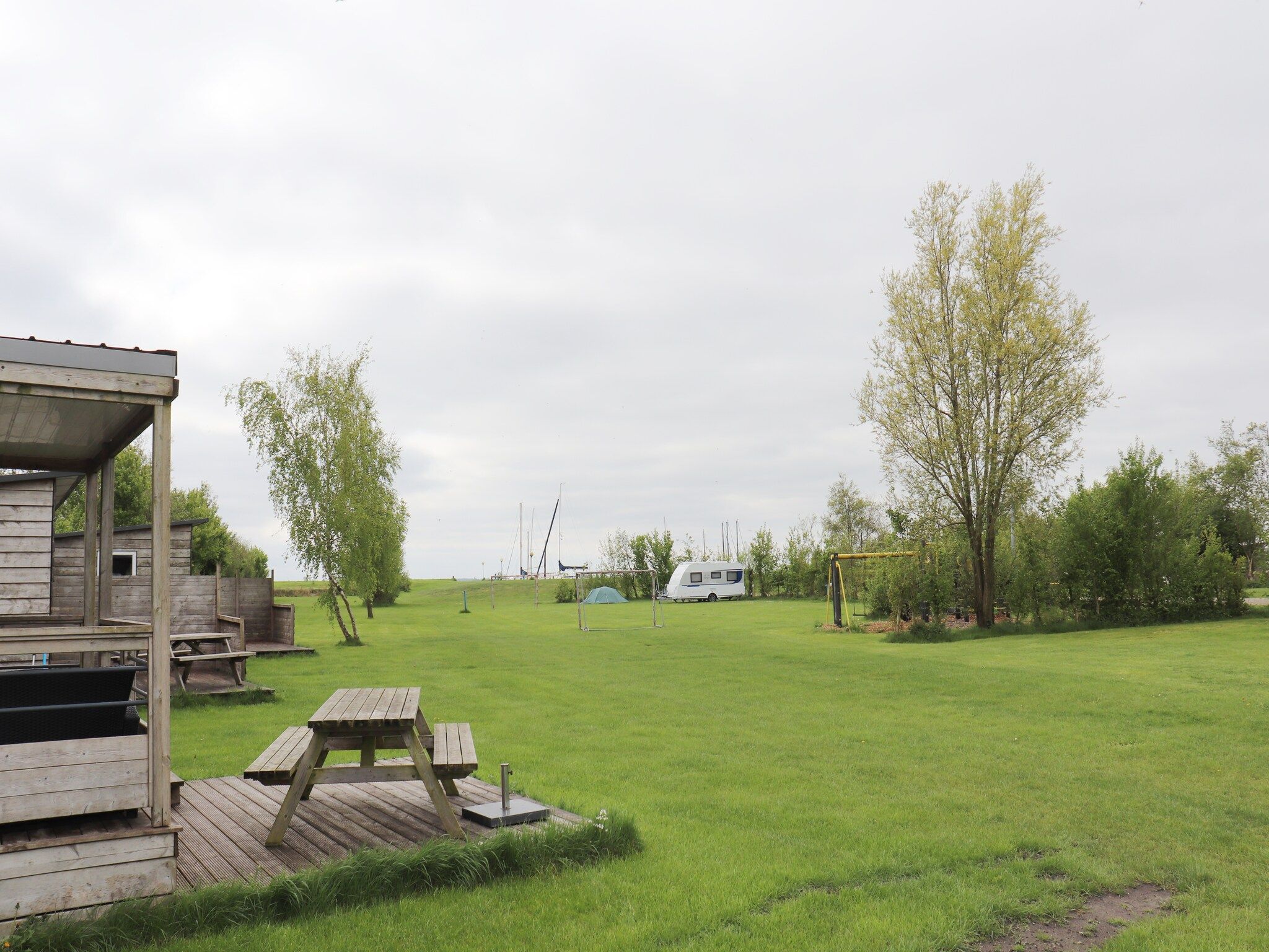 De tuin van Terraslodge 1 in Heeg