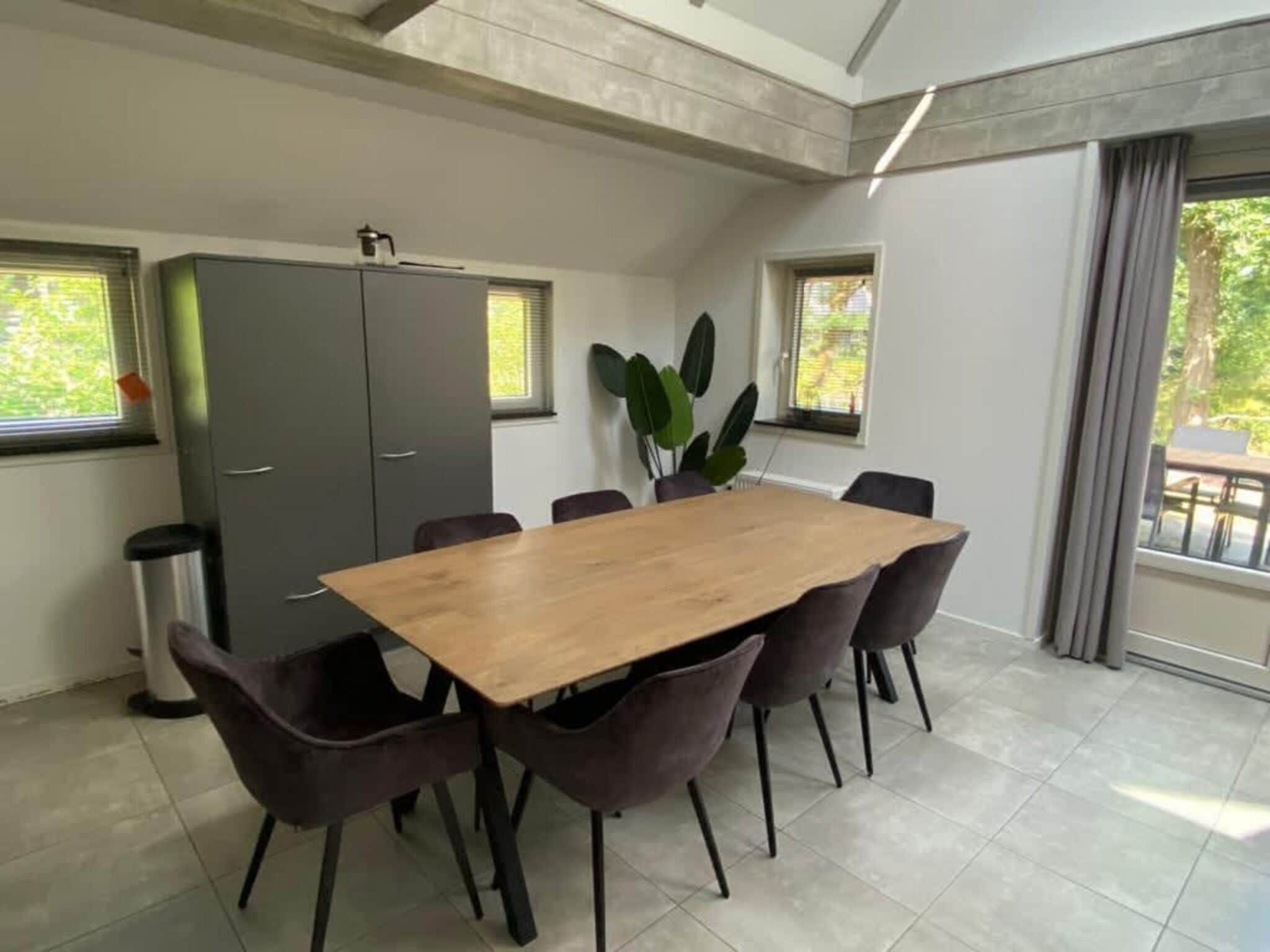 De eetkamer van Villa MIVA 8 in Otterlo