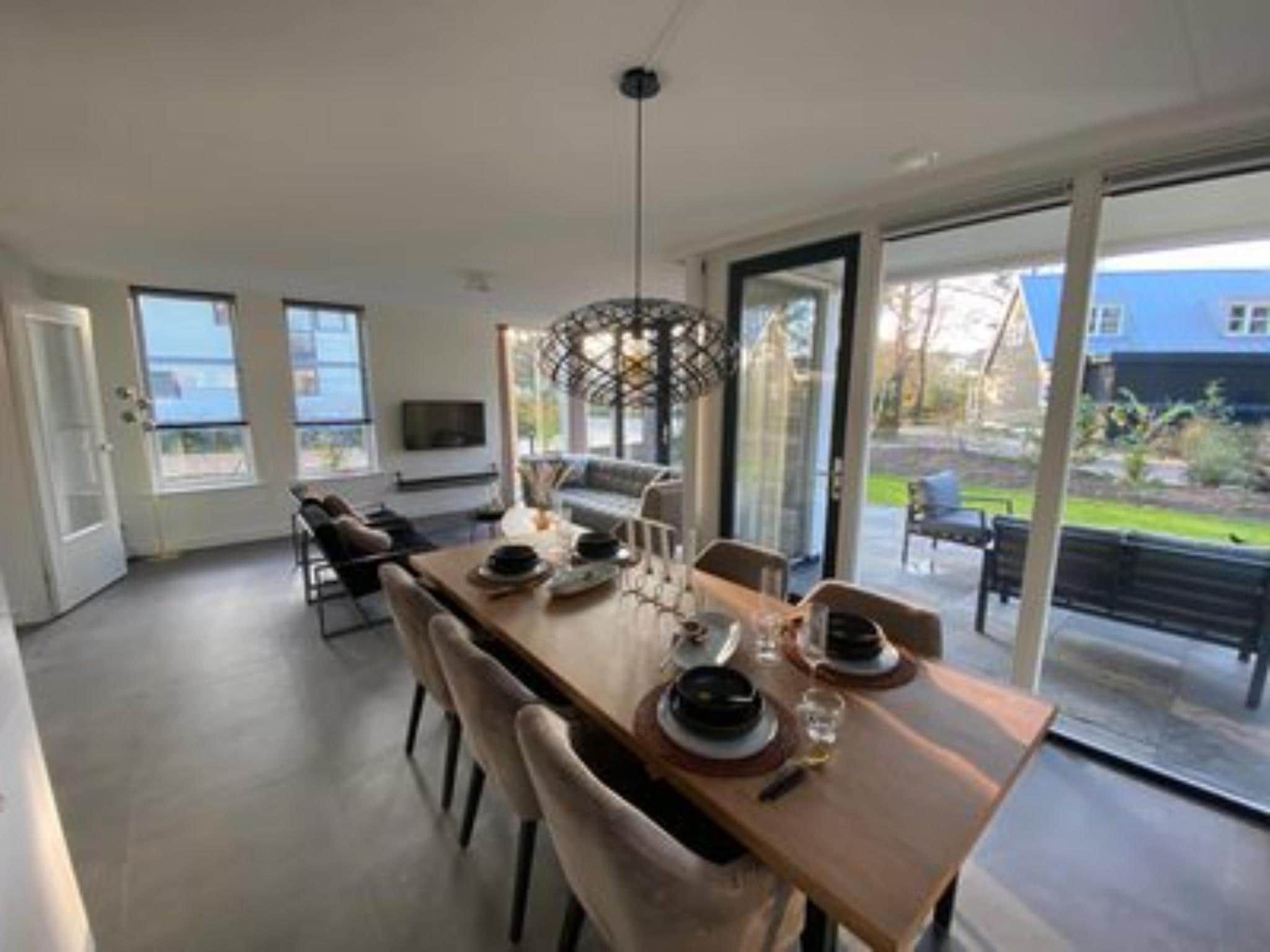 De eetkamer van Strandvilla Sauna 6 in Otterlo