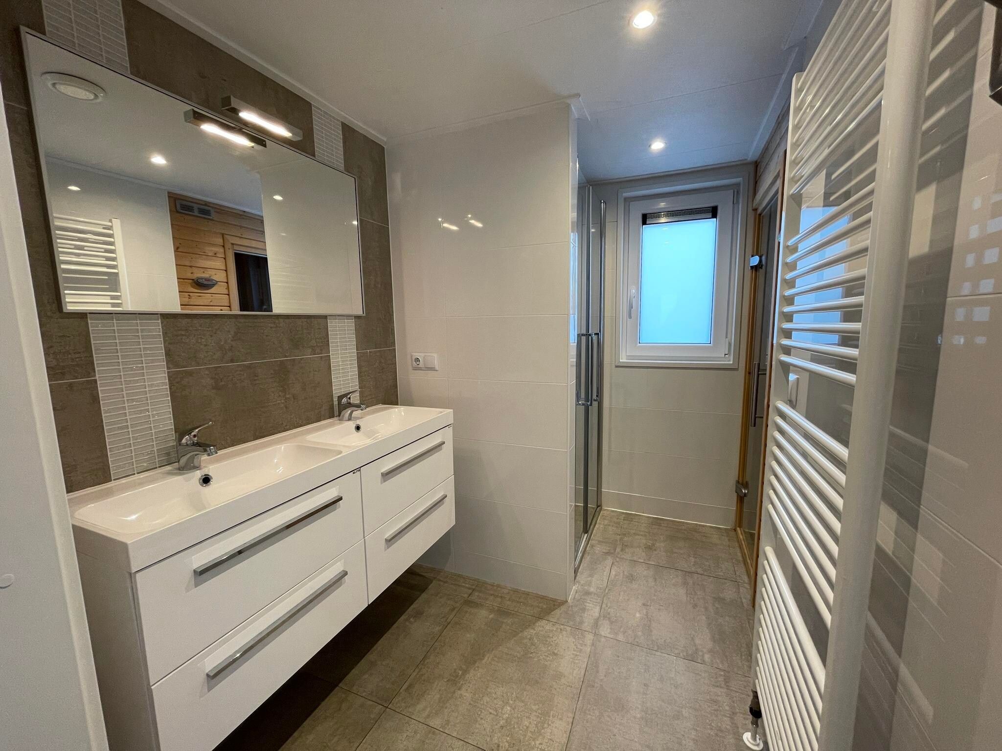 De badkamer van Molenhof Villa  10 personen in West-Graftdijk