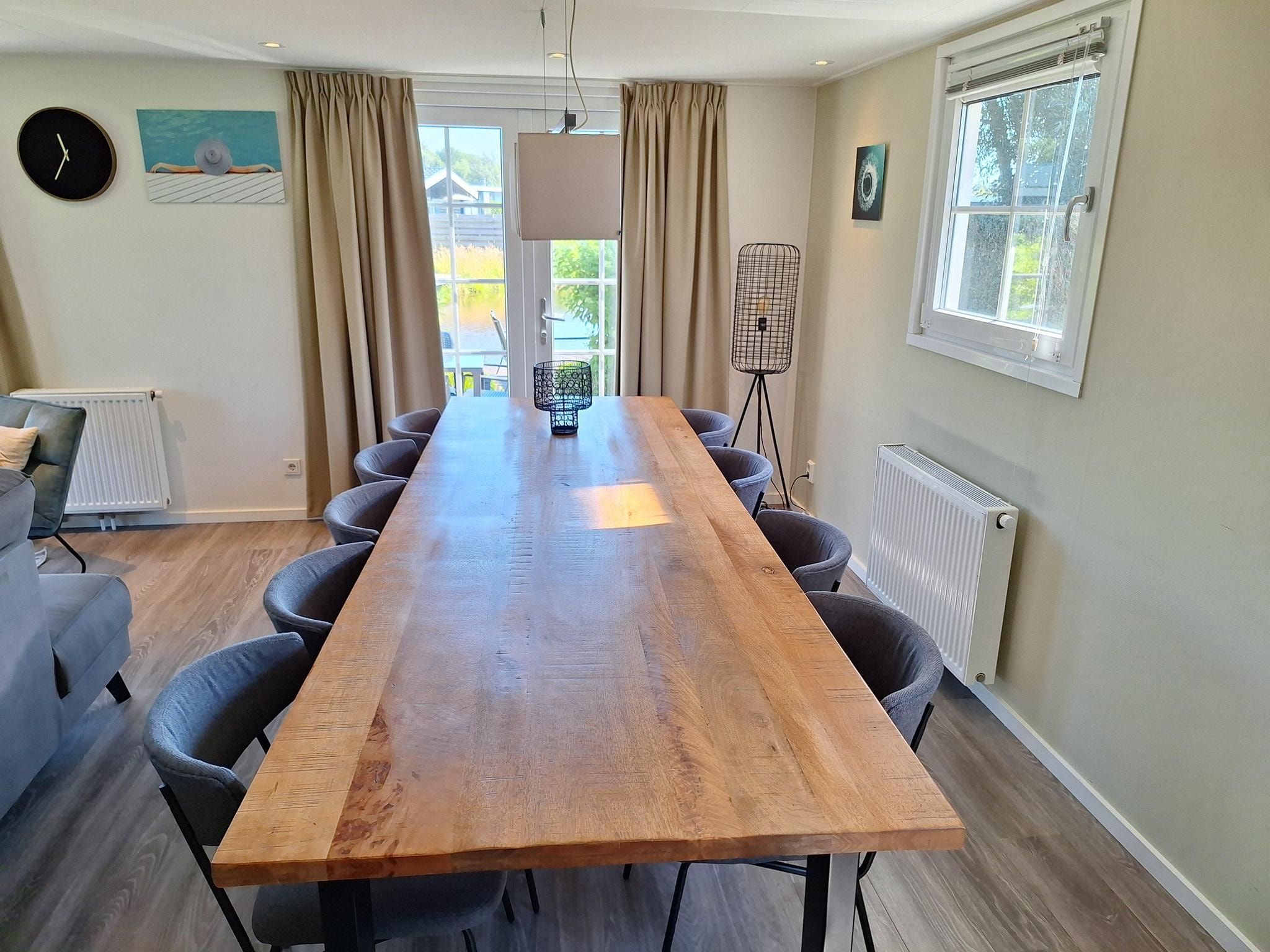 De eetkamer van Tulpenhof Villa  10 personen in West-Graftdijk