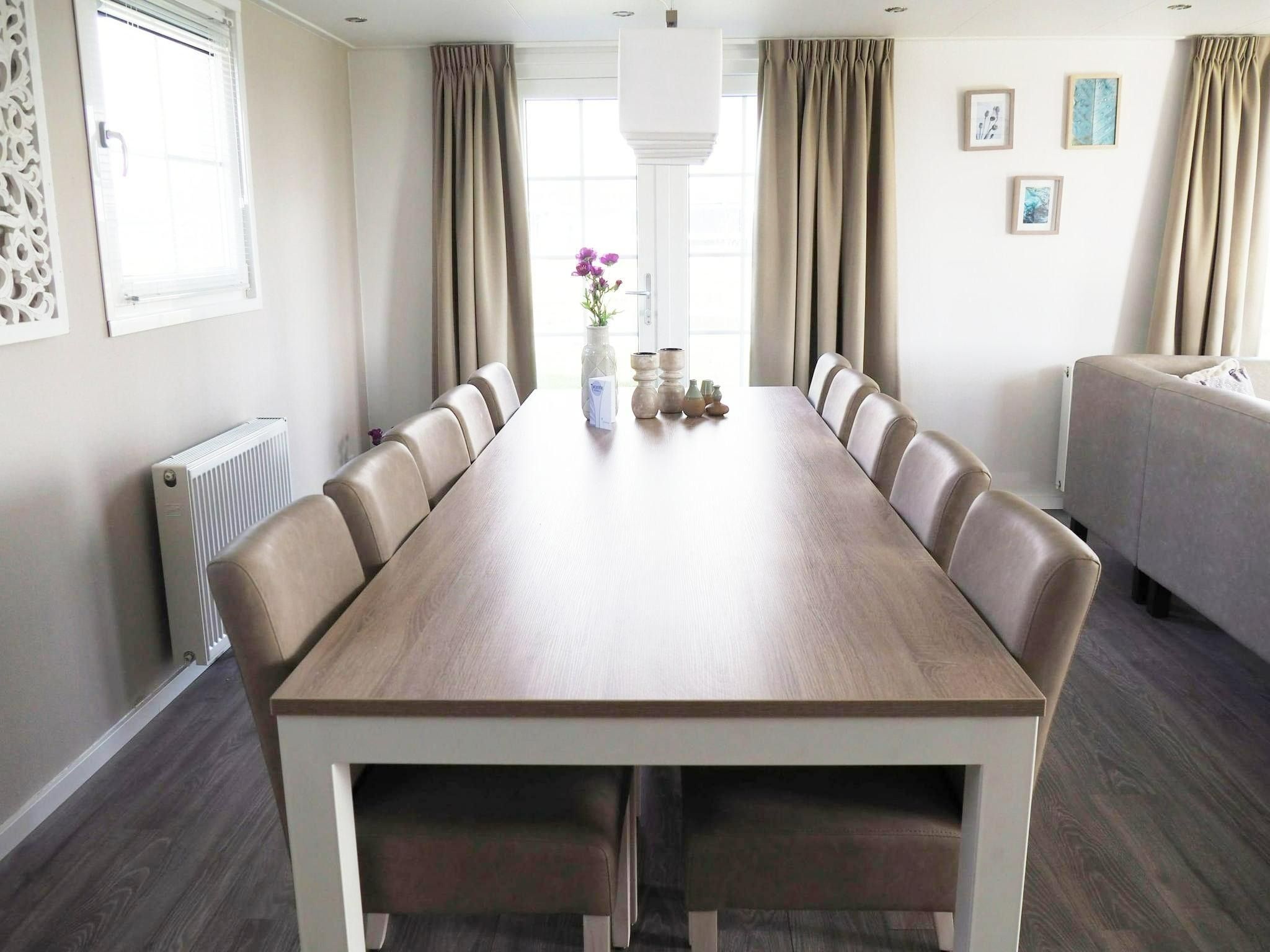 De eetkamer van Tulpenhof Villa  10 personen in West-Graftdijk