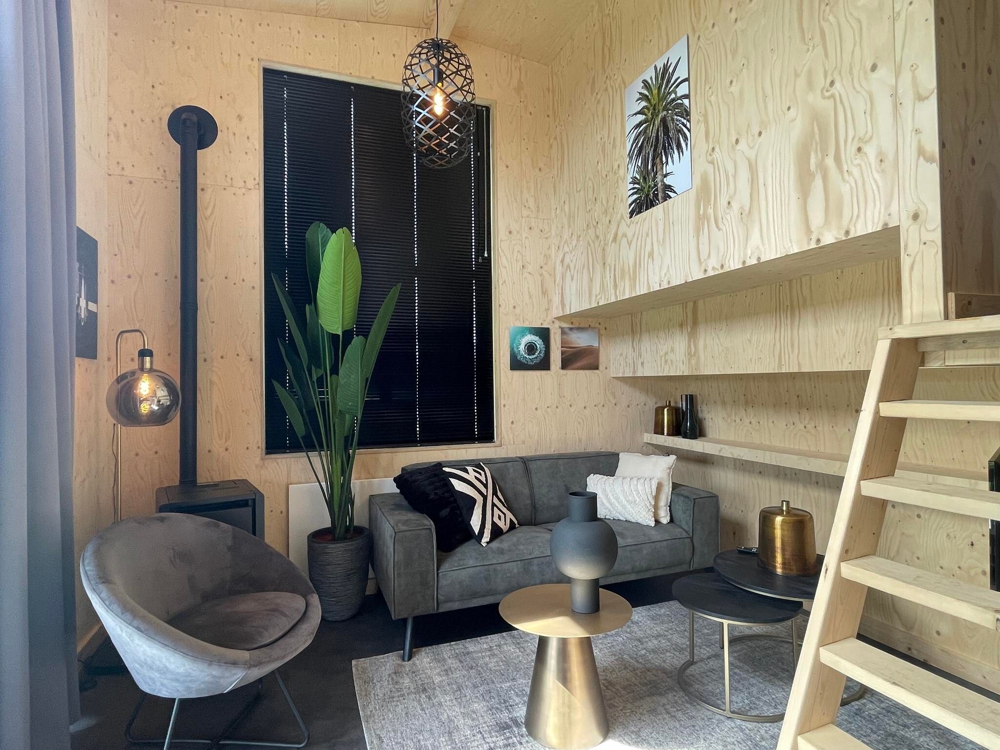 De woonkamer van Tiny House  4 personen in West-Graftdijk