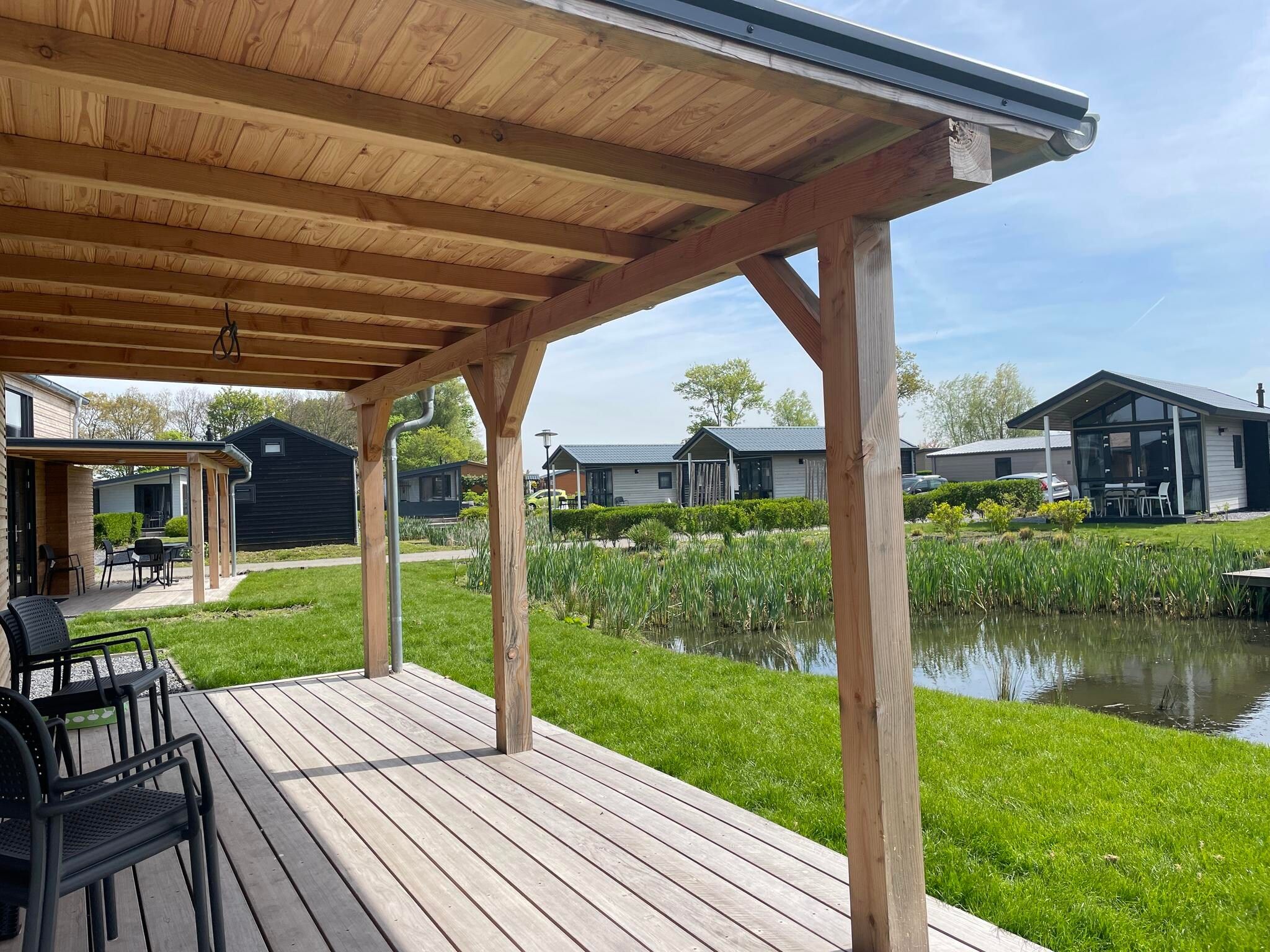 Het terras van Tiny House  4 personen in West-Graftdijk