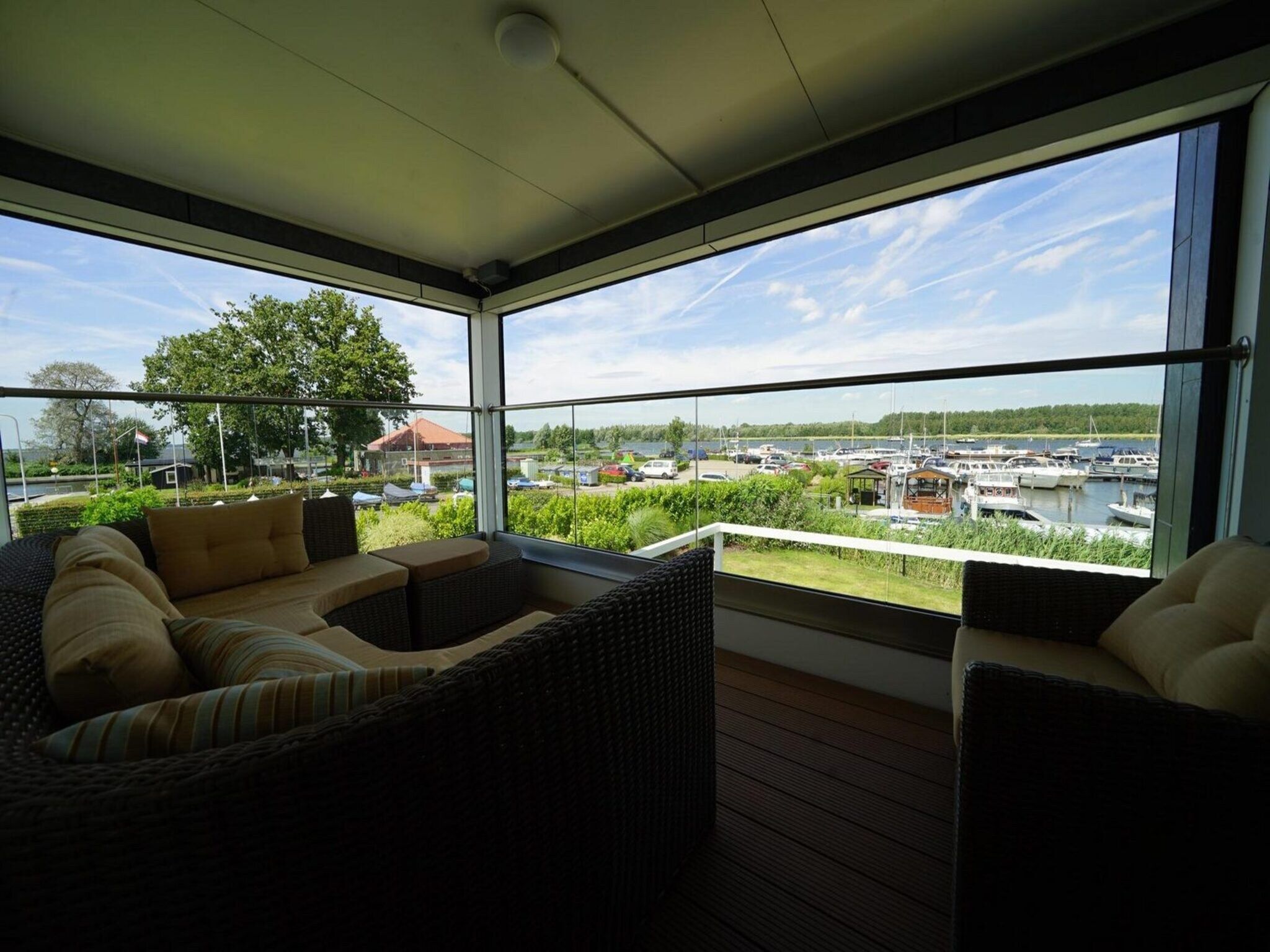 Het terras van Cube Magnifique 6 in Nijkerk