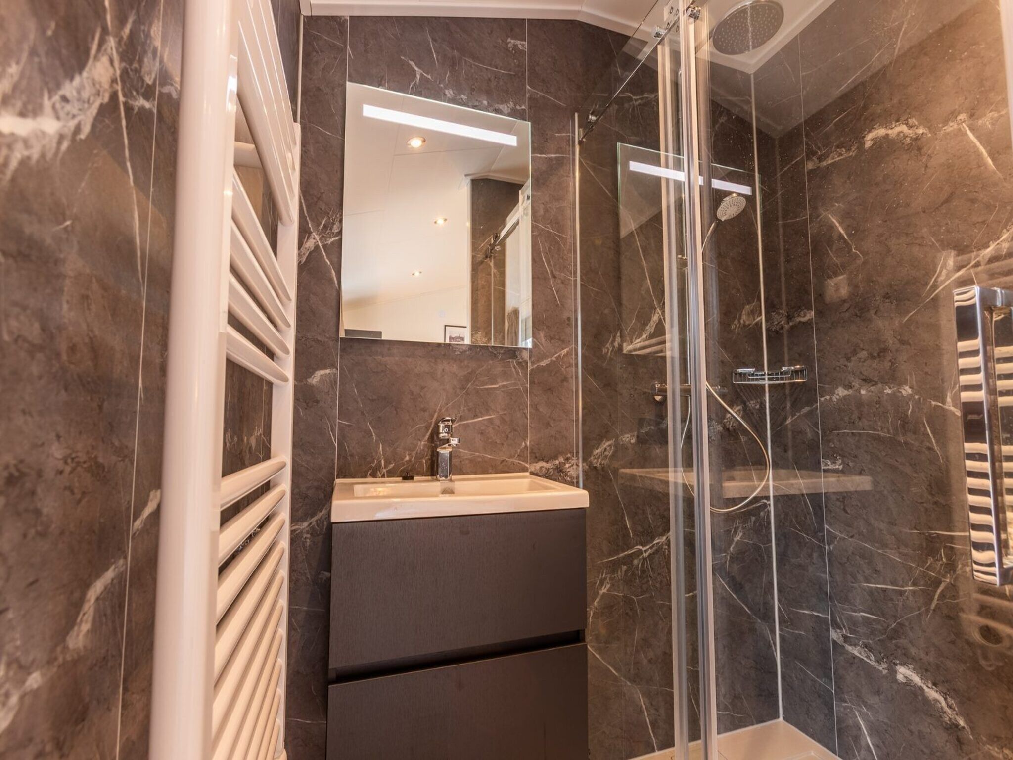 De badkamer van Cube Split Culinair Wellness 6 in Enkhuizen