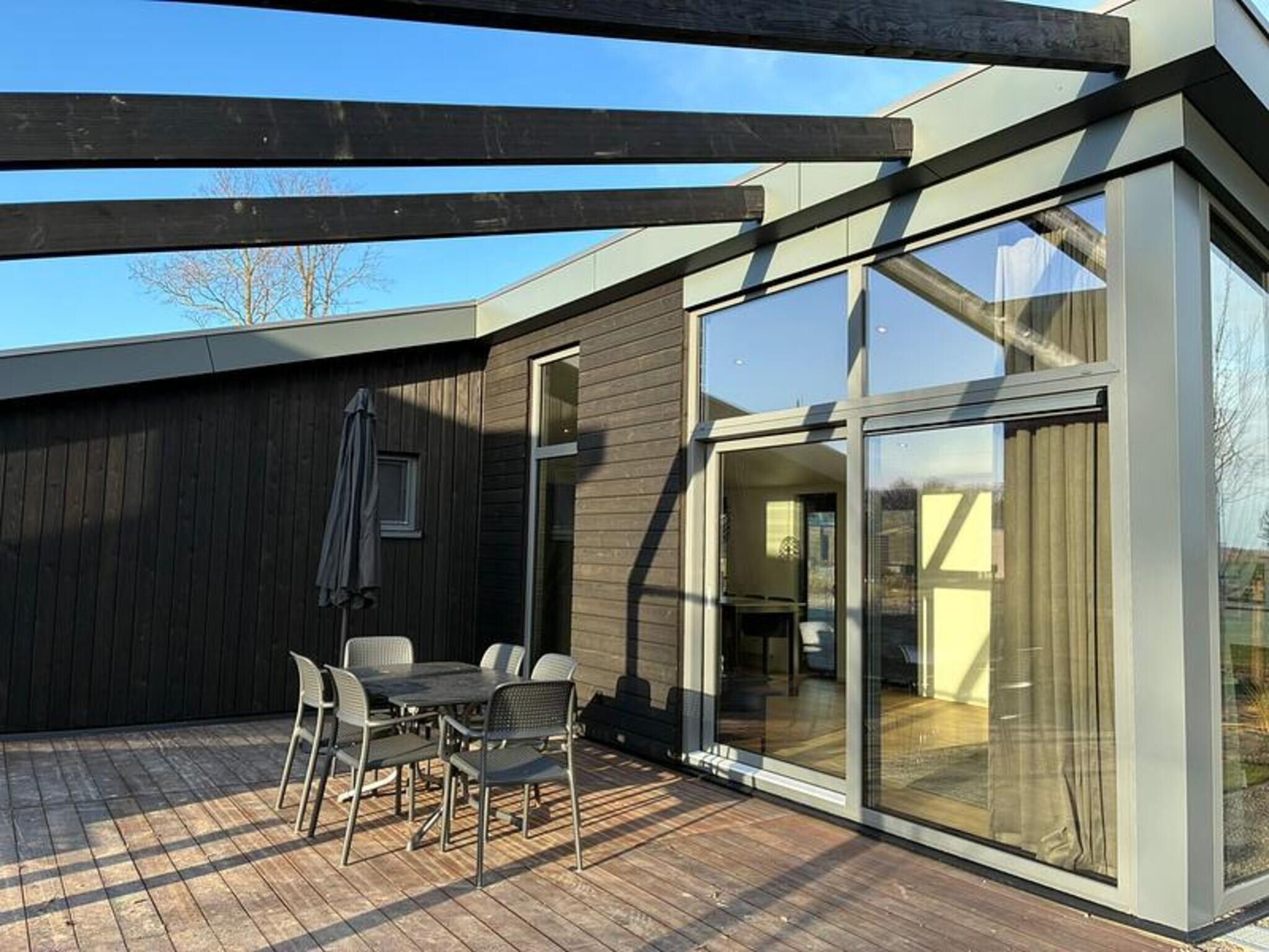 Het terras van Cube Split Culinair Wellness 6 in Enkhuizen