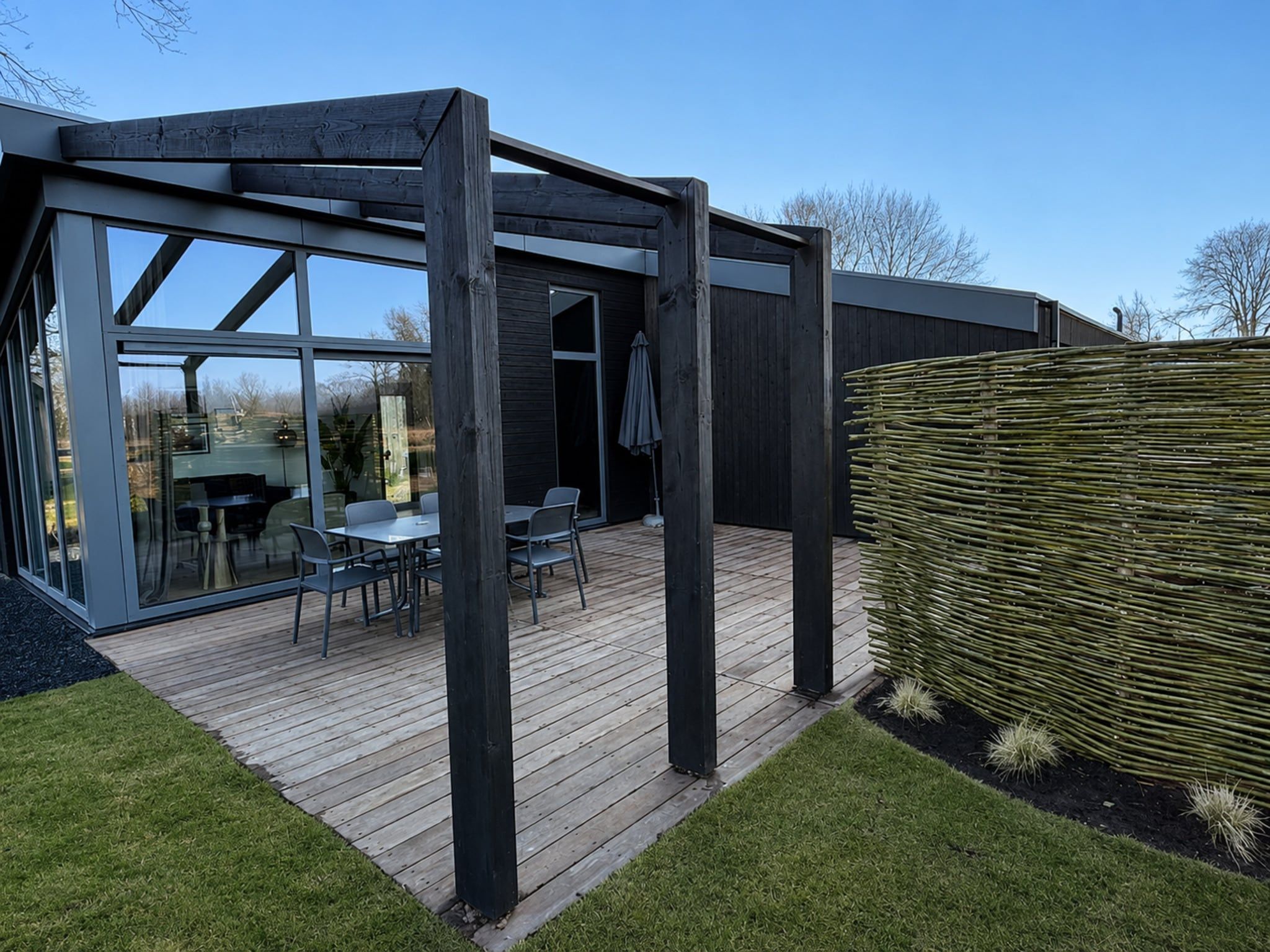 Het terras van Cube Split Culinair Wellness 6 in Enkhuizen