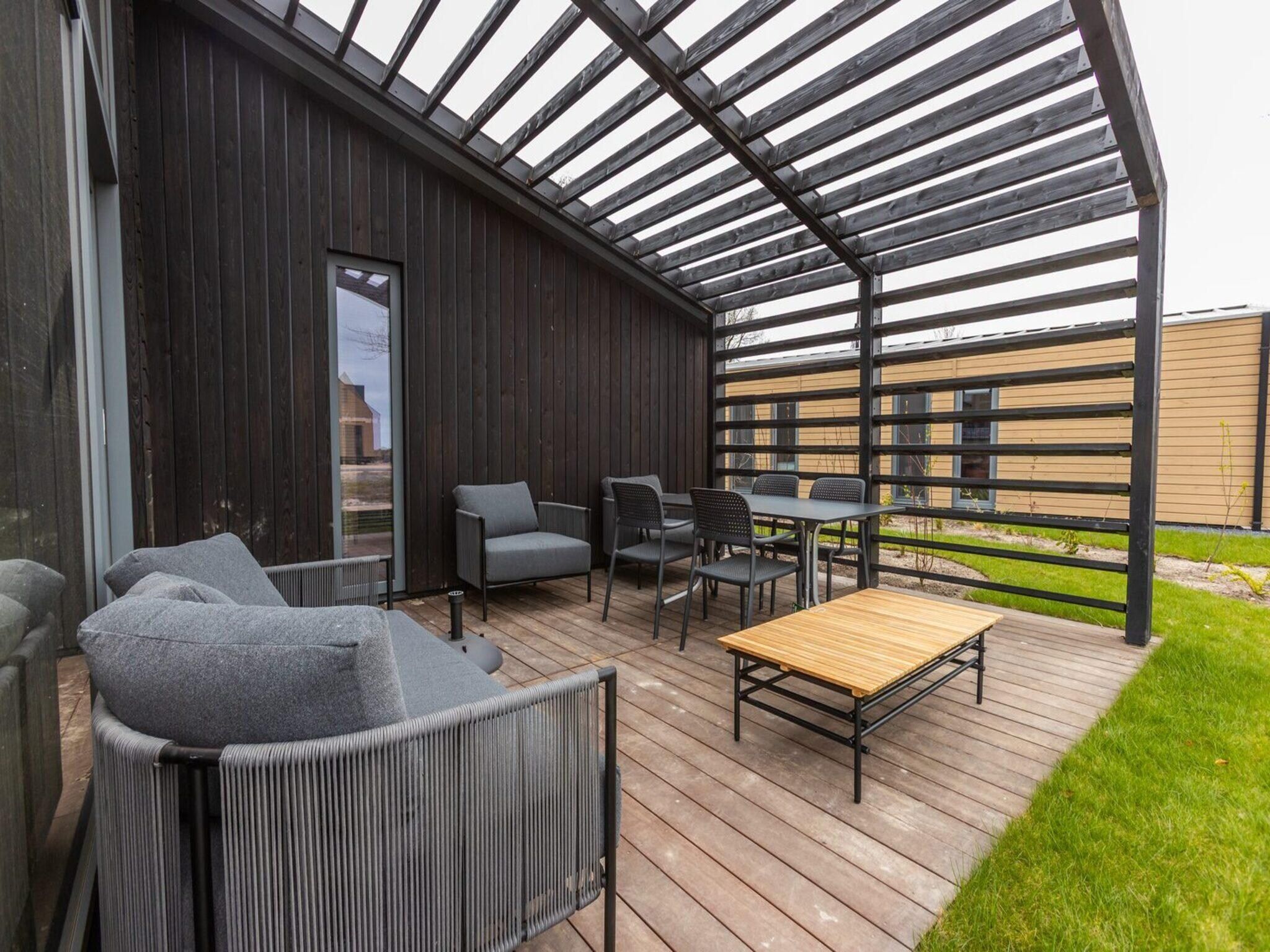Het terras van Cube Split Sauna 4 in Enkhuizen