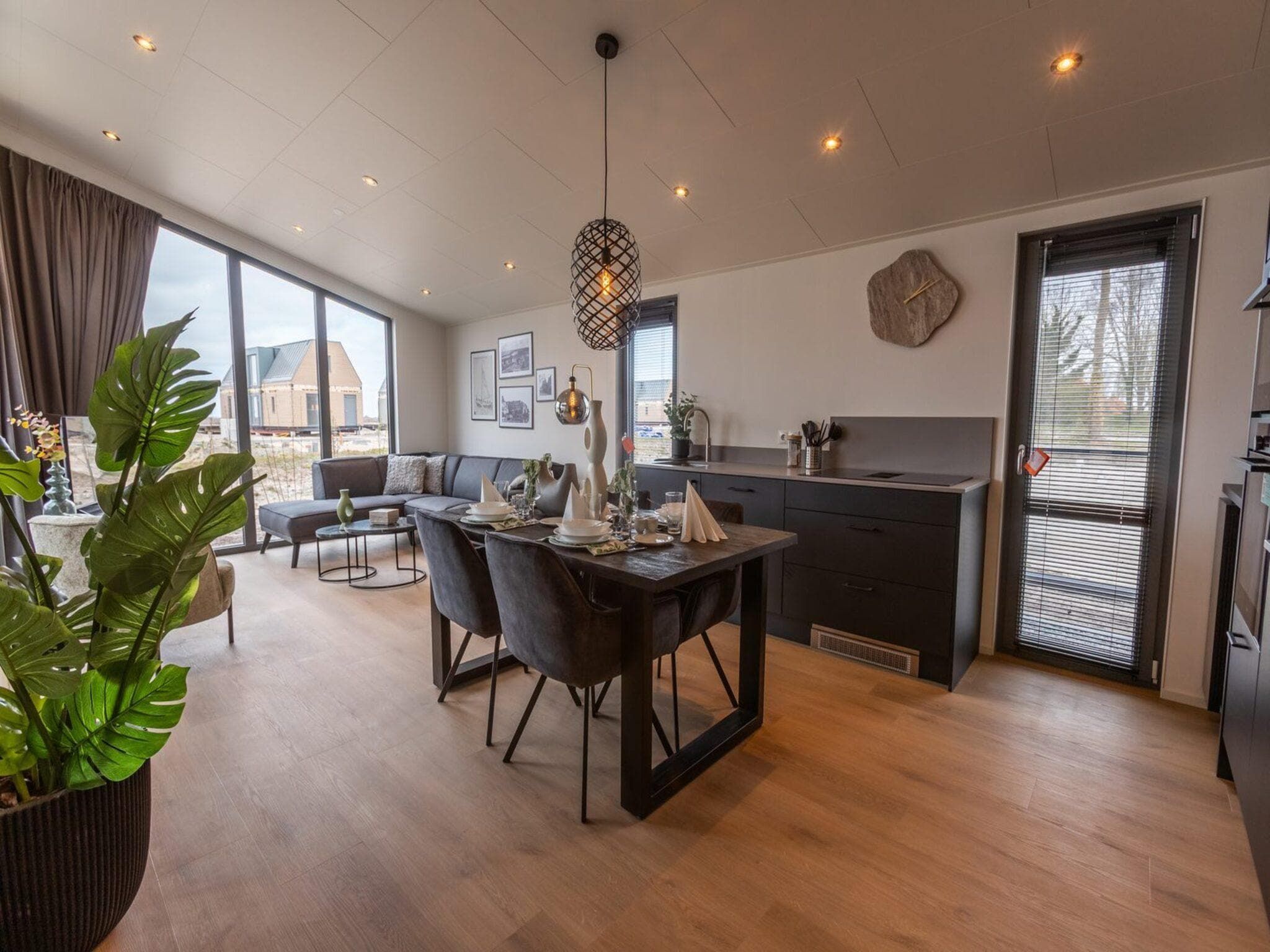 De eetkamer van Cube Split Sauna 4 in Enkhuizen