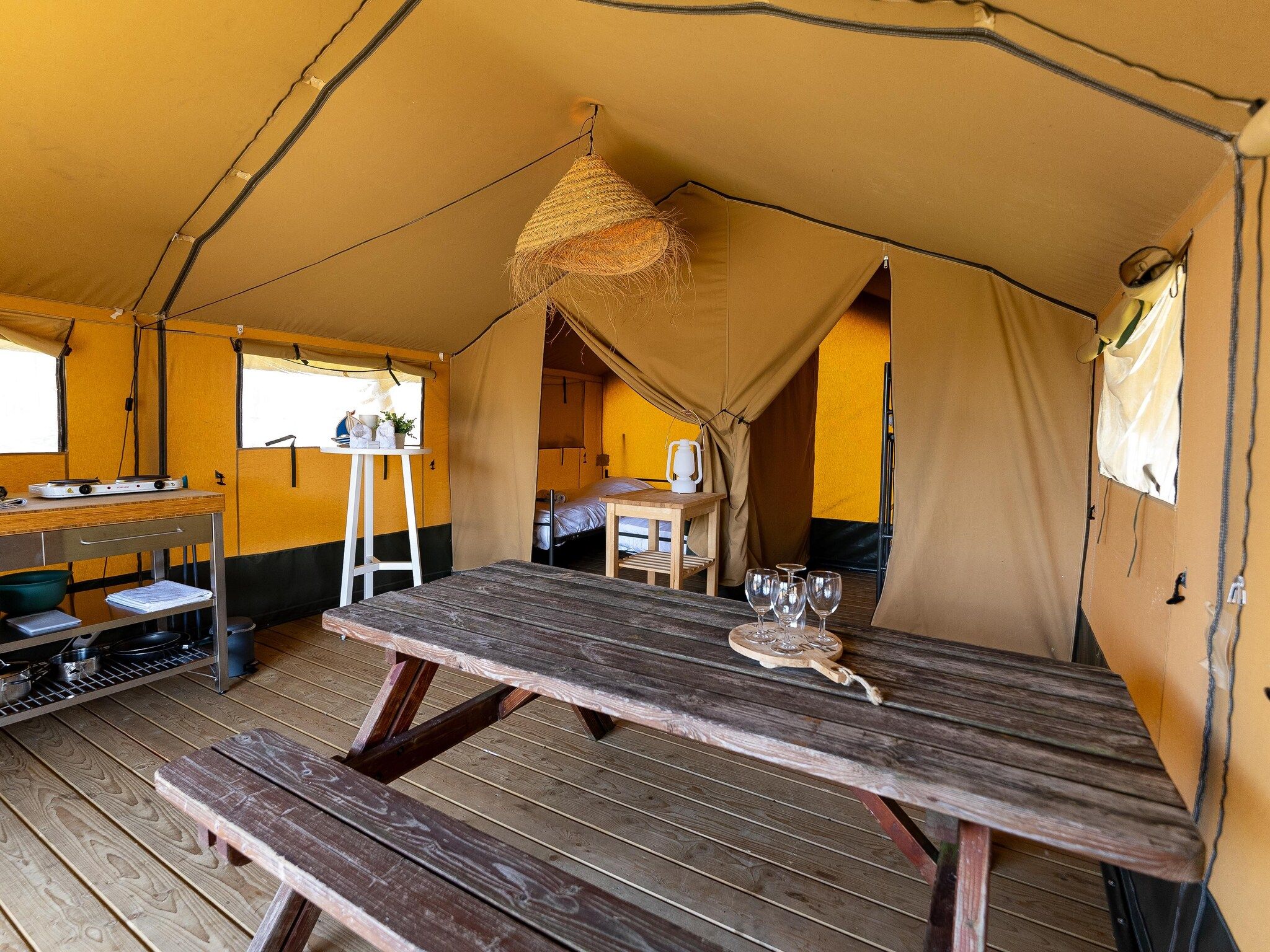 De eetkamer van Safari tent Heeg 4 persons in Heeg