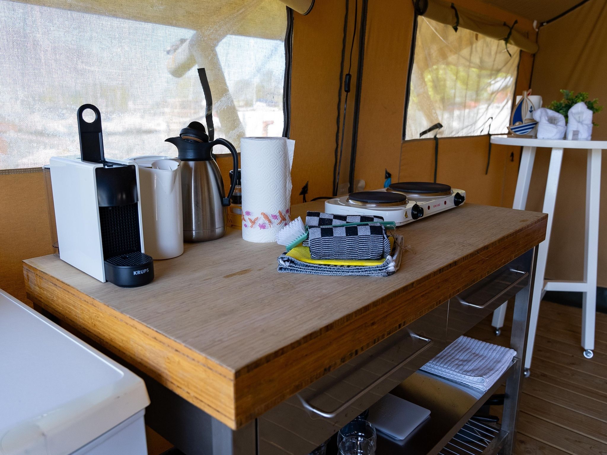 De eetkamer van Safari tent Heeg 4 persons in Heeg