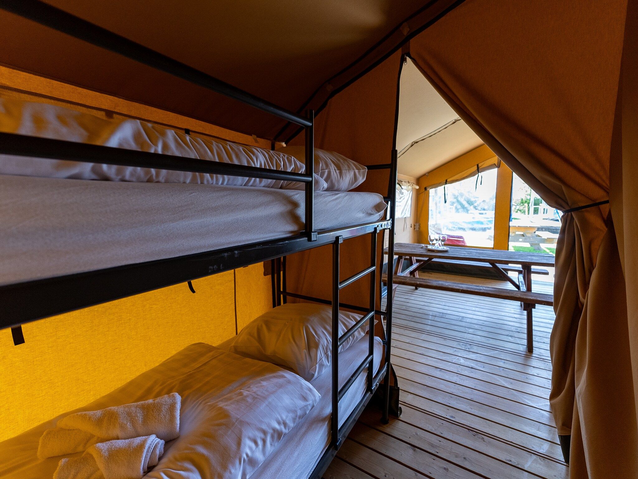 Een slaapkamer van Safari tent Heeg 4 persons in Heeg