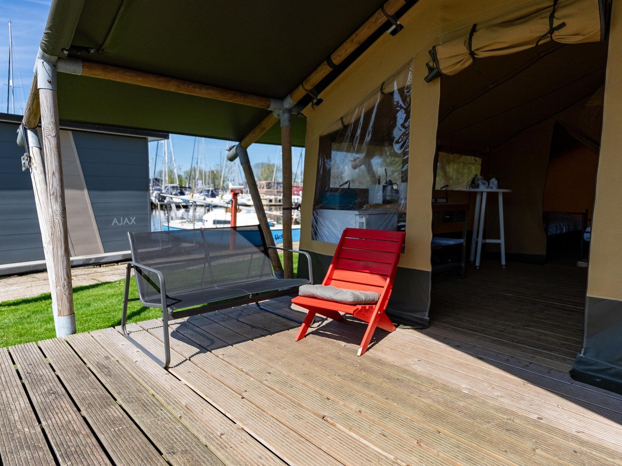 Het terras van Safari tent Heeg 4 persons in Heeg