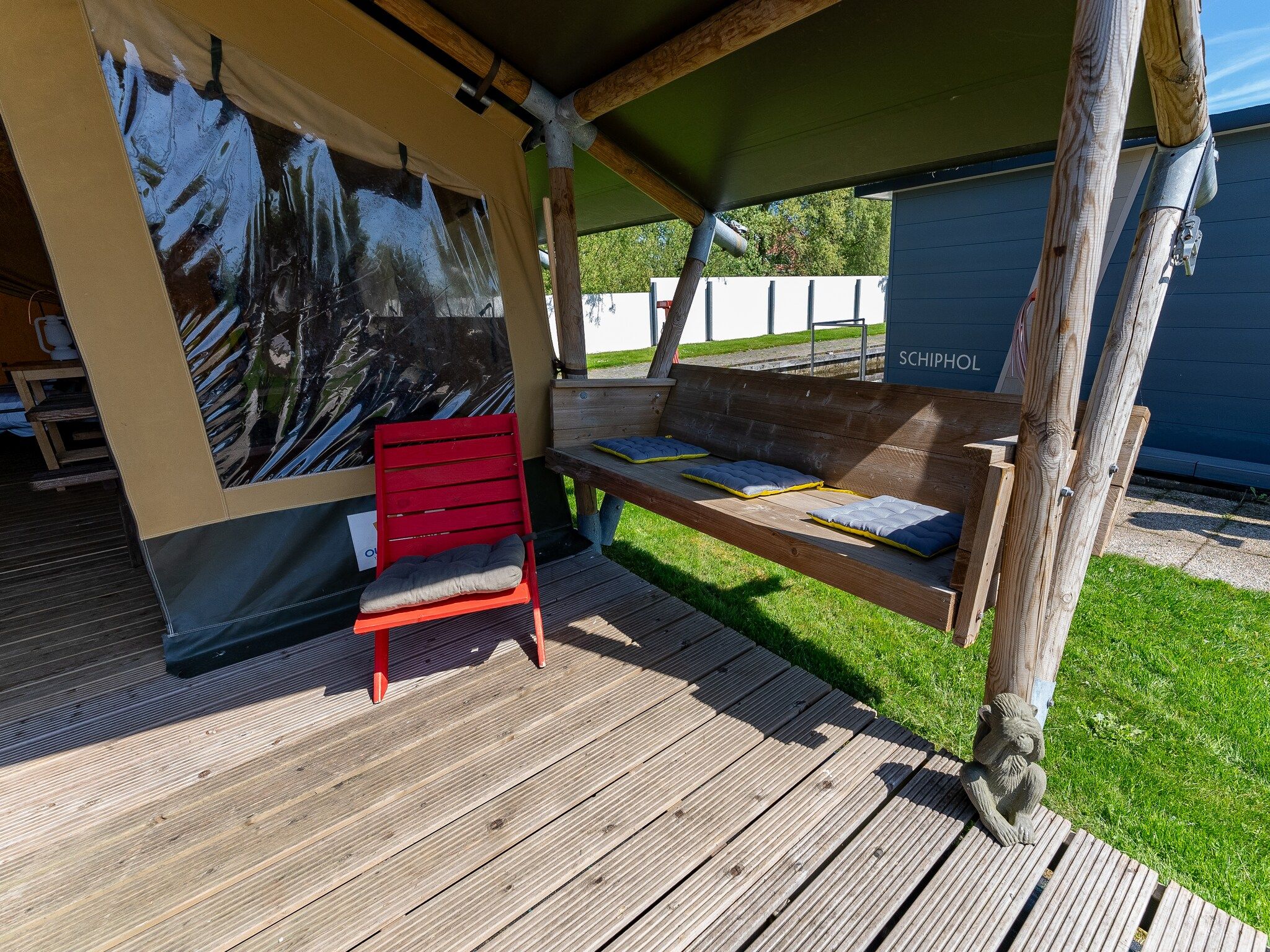 Het terras van Safari tent Heeg 4 persons in Heeg