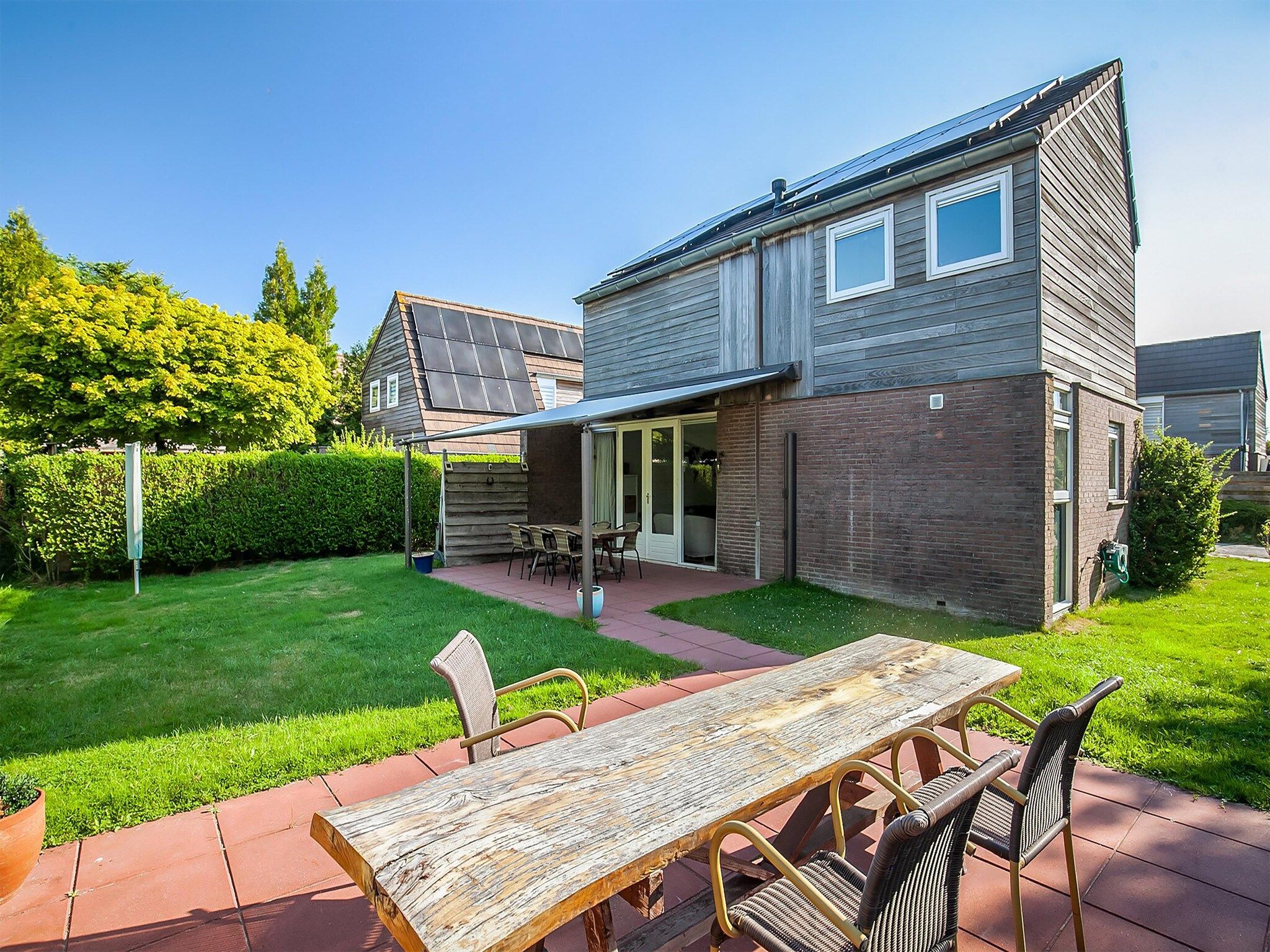 Het terras van Yn'e Lijte 109 in Grou