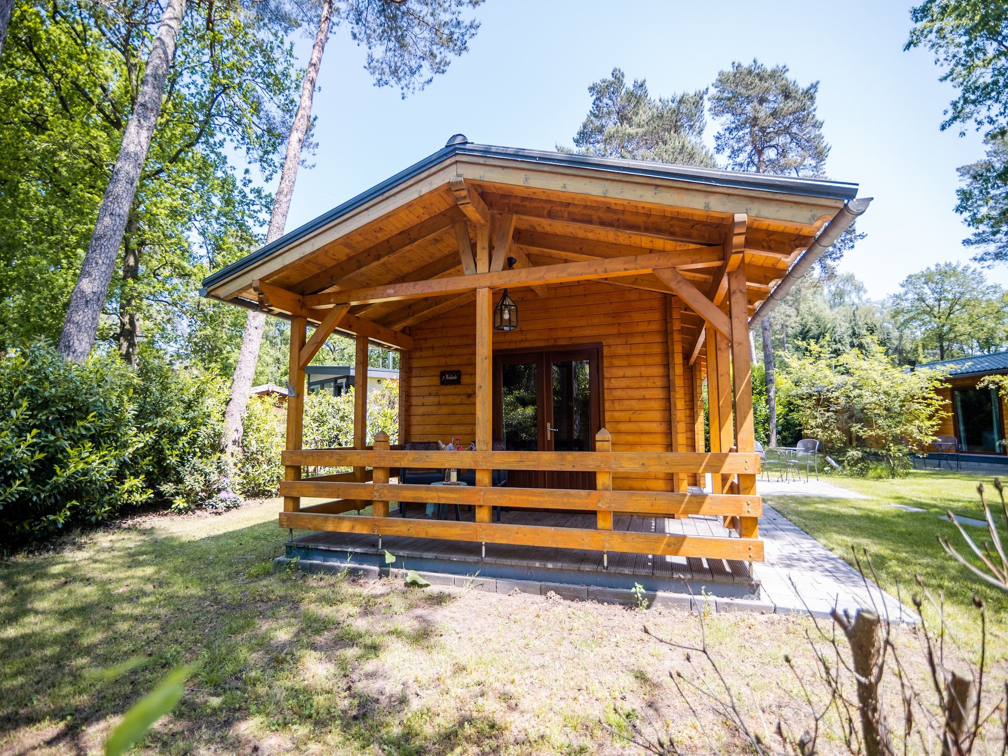 Het terras van 2-persoons wellness lodge in Markelo