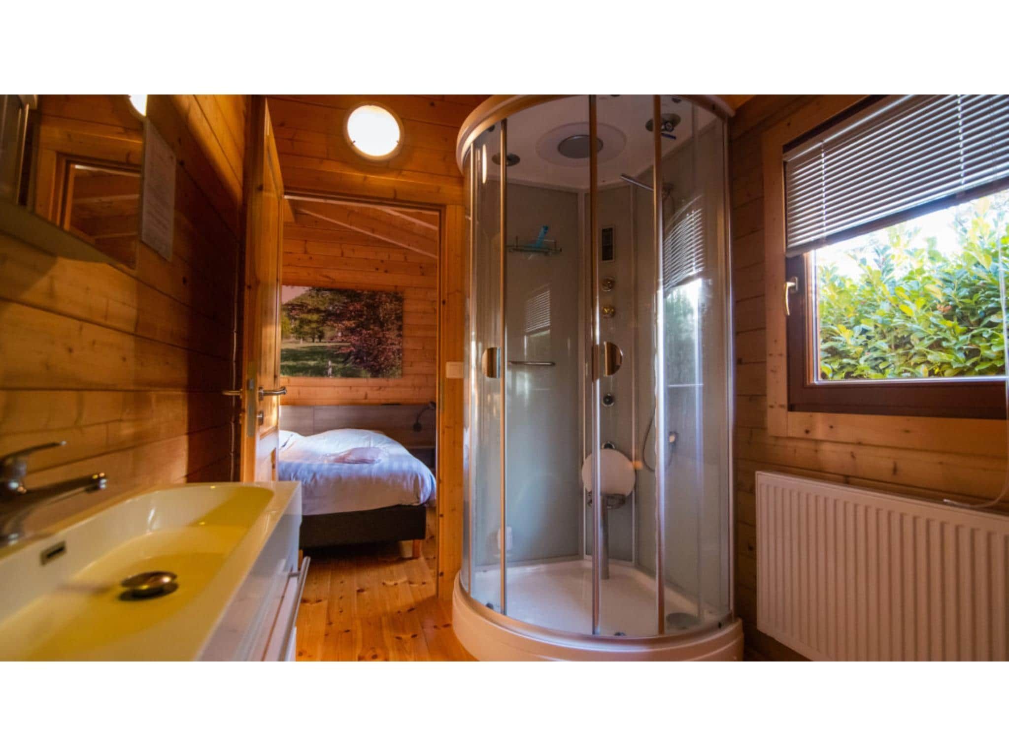 De badkamer van 2-persoons wellness lodge in Markelo