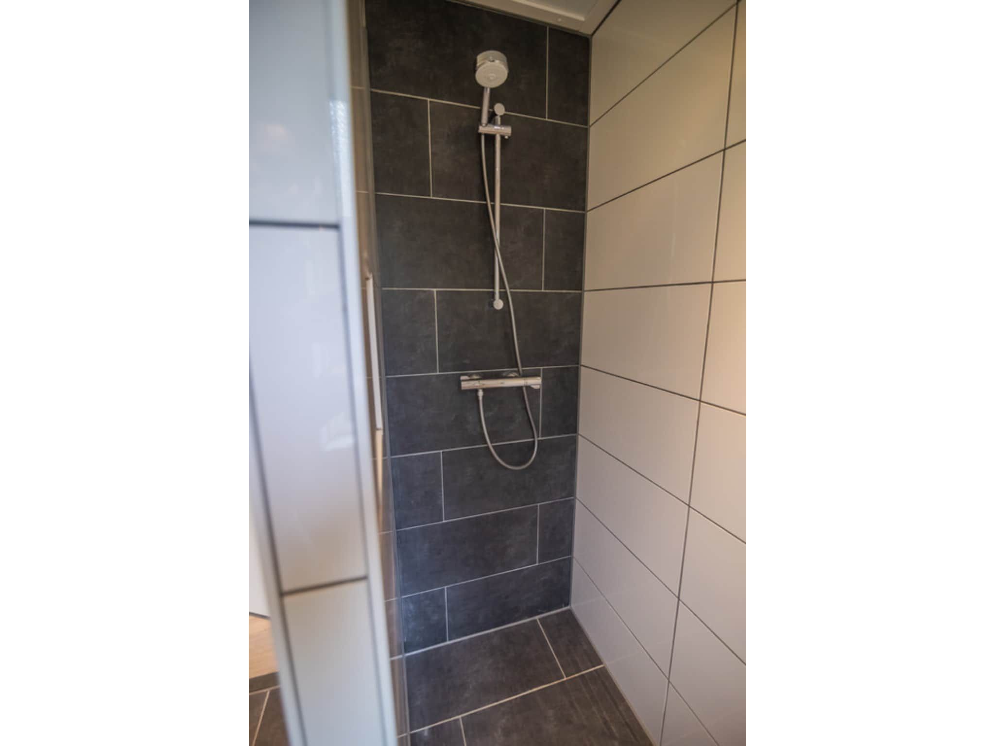 De badkamer van 4-persoons stenen bosvilla in Markelo