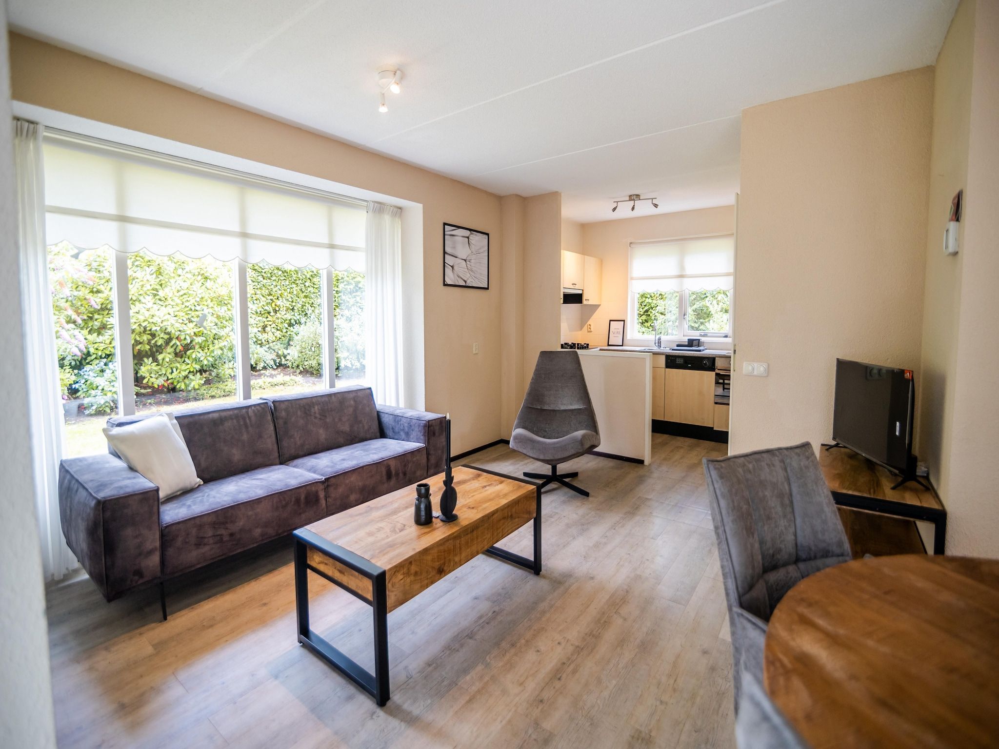 De woonkamer van 4-persoons stenen bosvilla in Markelo