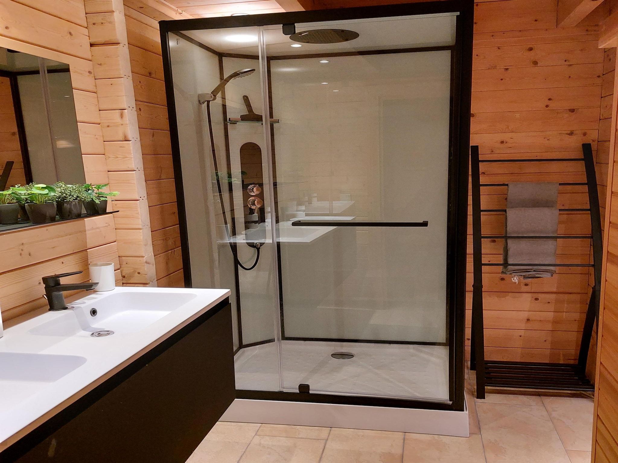 De badkamer van 6-persoons luxe bosvilla Casa Madeira in Markelo