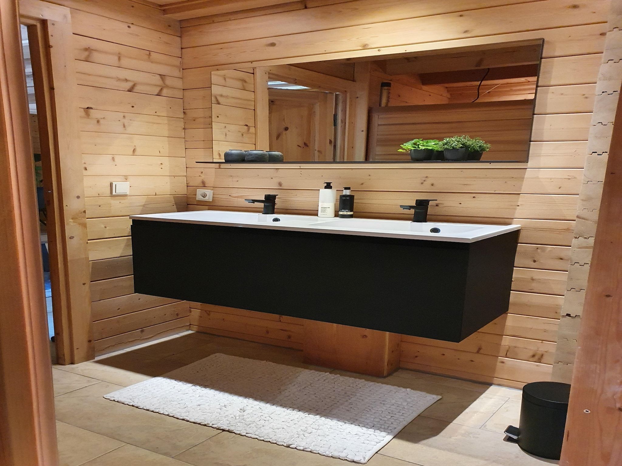 De badkamer van 6-persoons luxe bosvilla Casa Madeira in Markelo