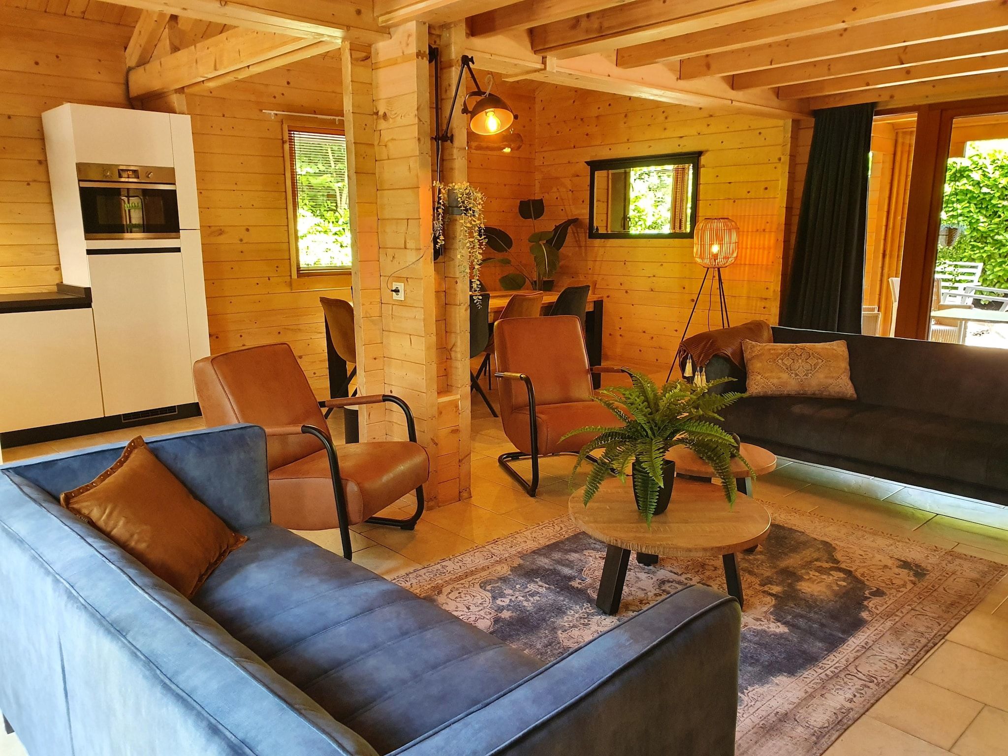 De woonkamer van 6-persoons luxe bosvilla Casa Madeira in Markelo