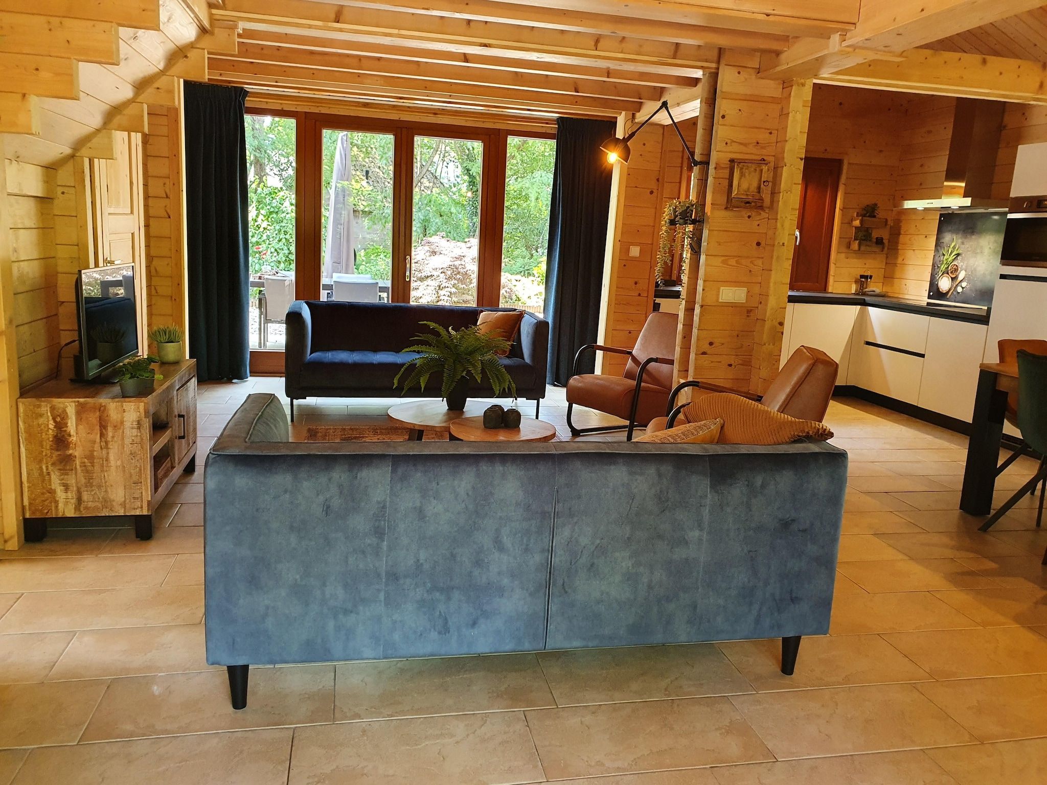 De woonkamer van 6-persoons luxe bosvilla Casa Madeira in Markelo