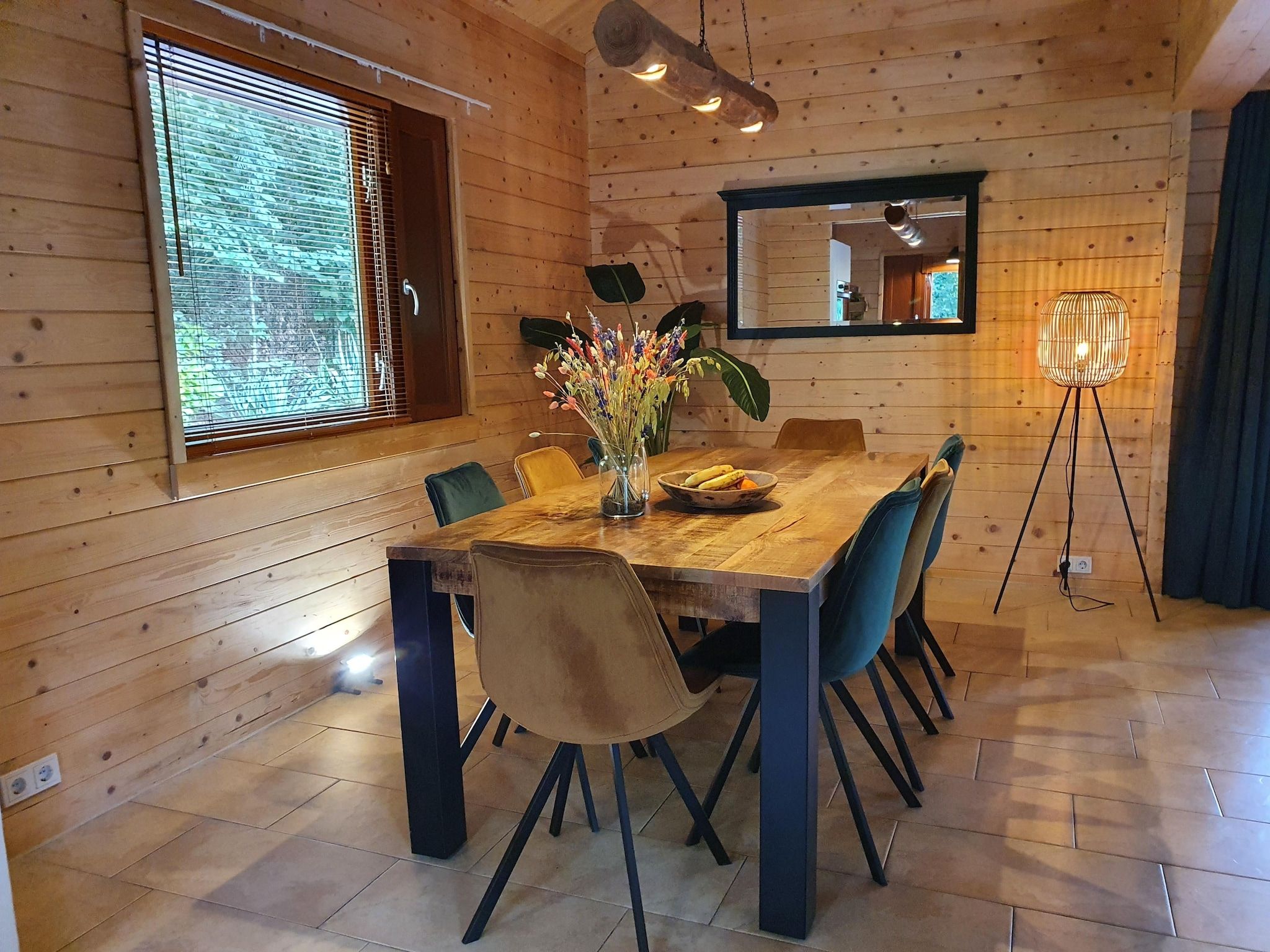 De eetkamer van 6-persoons luxe bosvilla Casa Madeira in Markelo