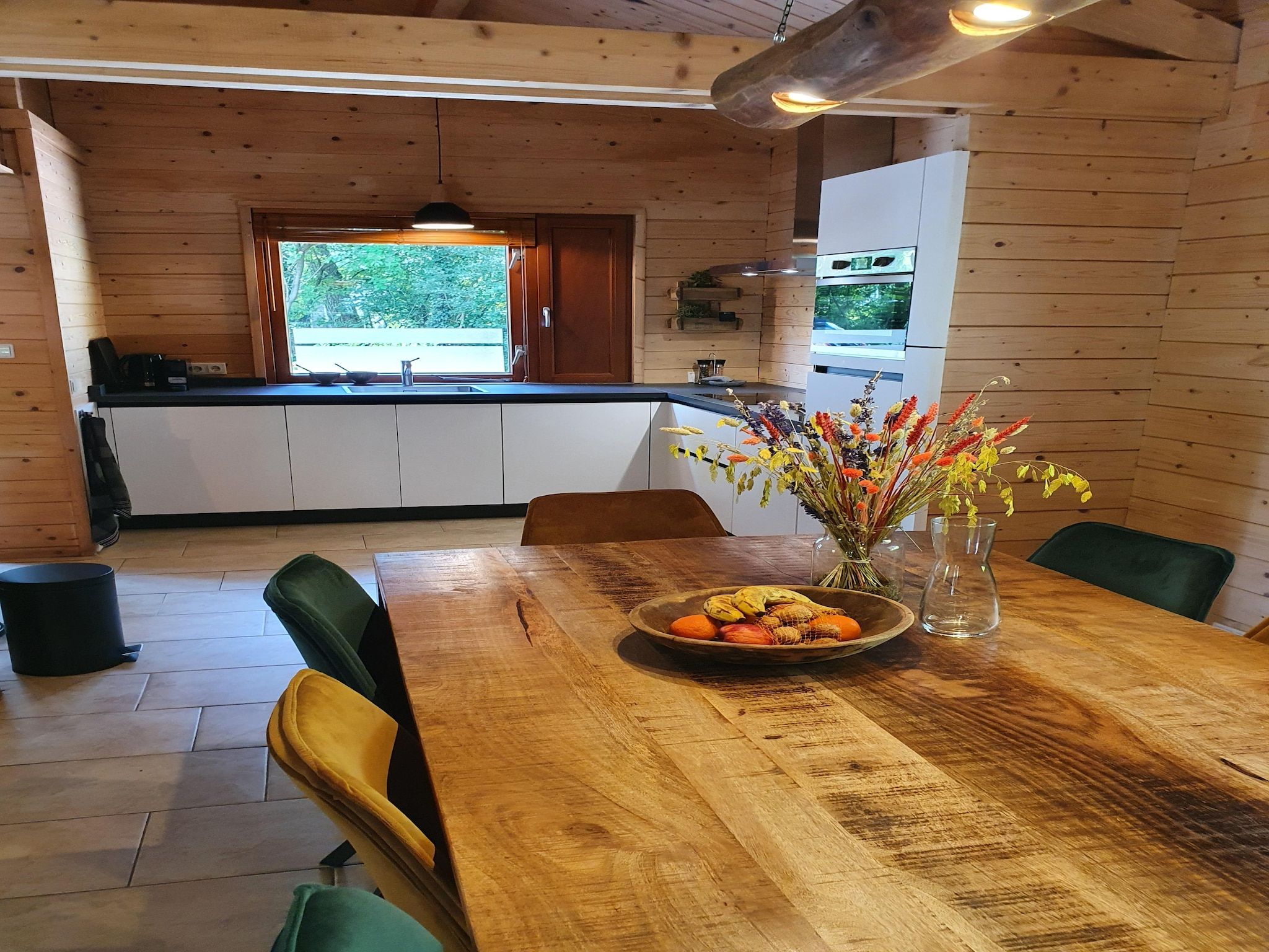 De keuken van 6-persoons luxe bosvilla Casa Madeira in Markelo