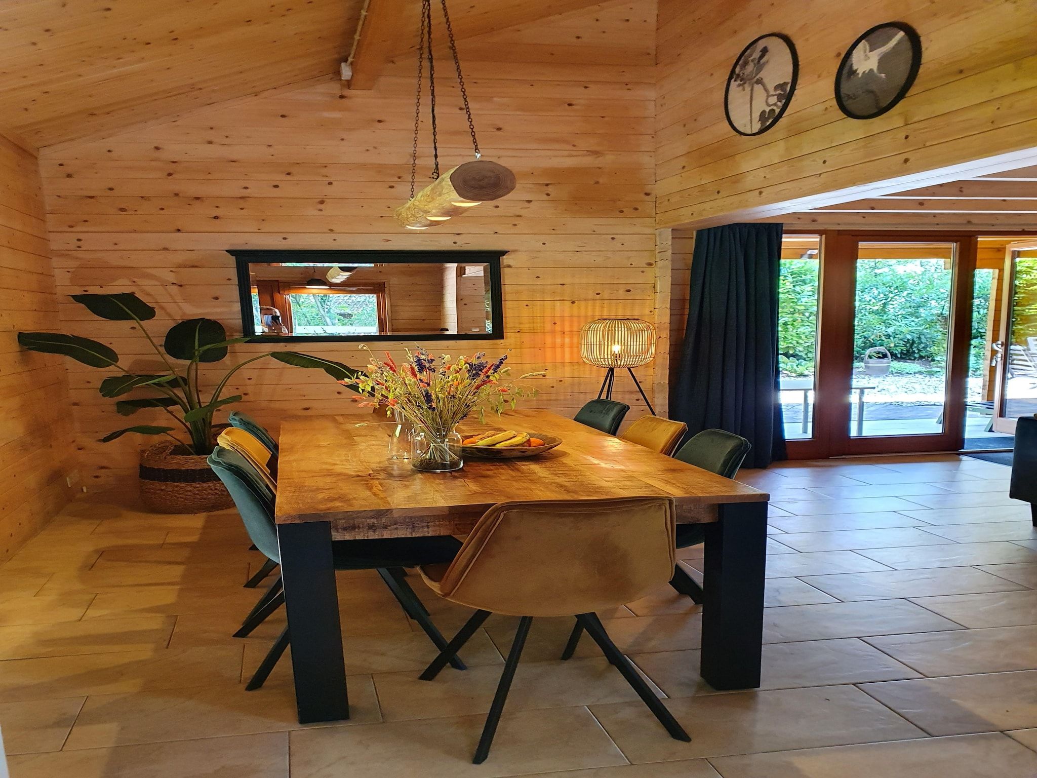 De eetkamer van 6-persoons luxe bosvilla Casa Madeira in Markelo