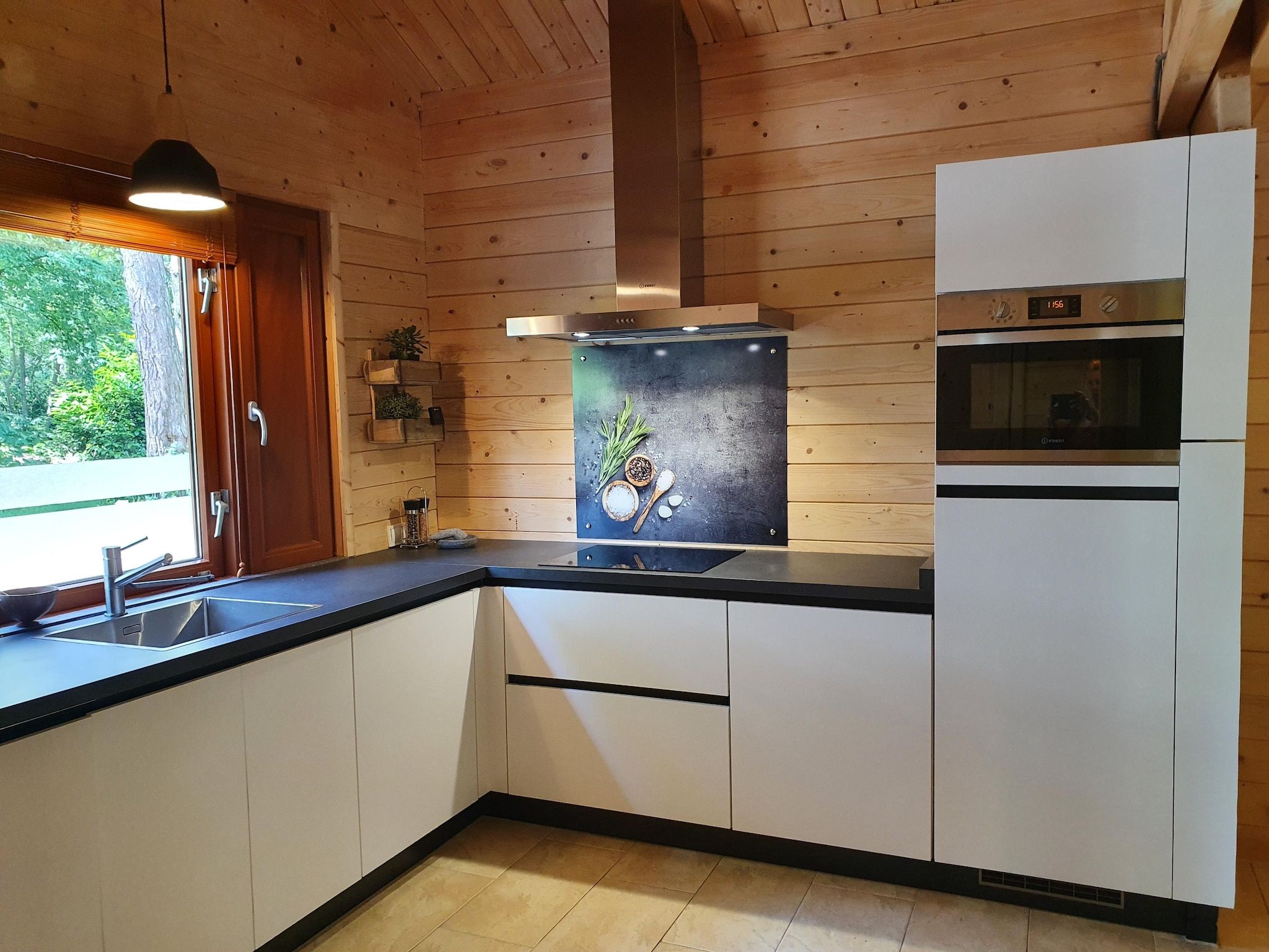 De keuken van 6-persoons luxe bosvilla Casa Madeira in Markelo