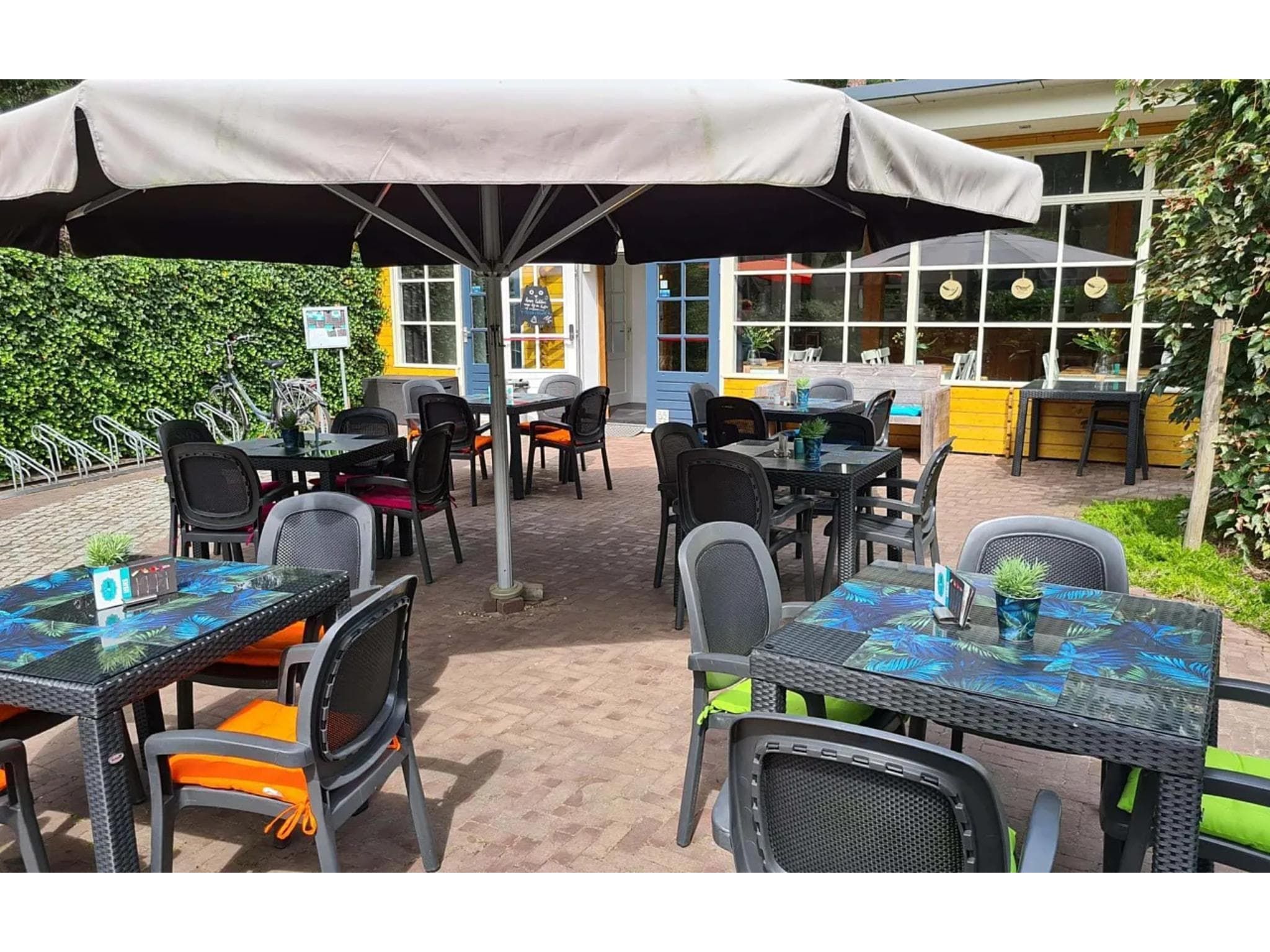 Parkfaciliteiten bij 6-persoons luxe bosvilla Casa Madeira in Markelo