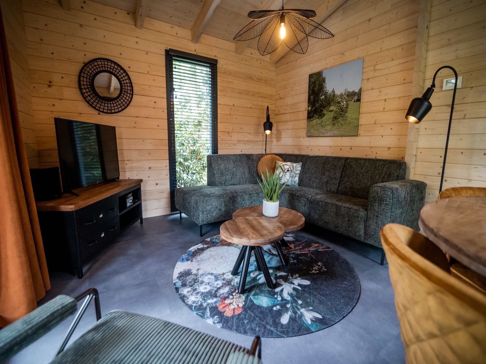 De woonkamer van 4-persoons wellness lodge in Markelo