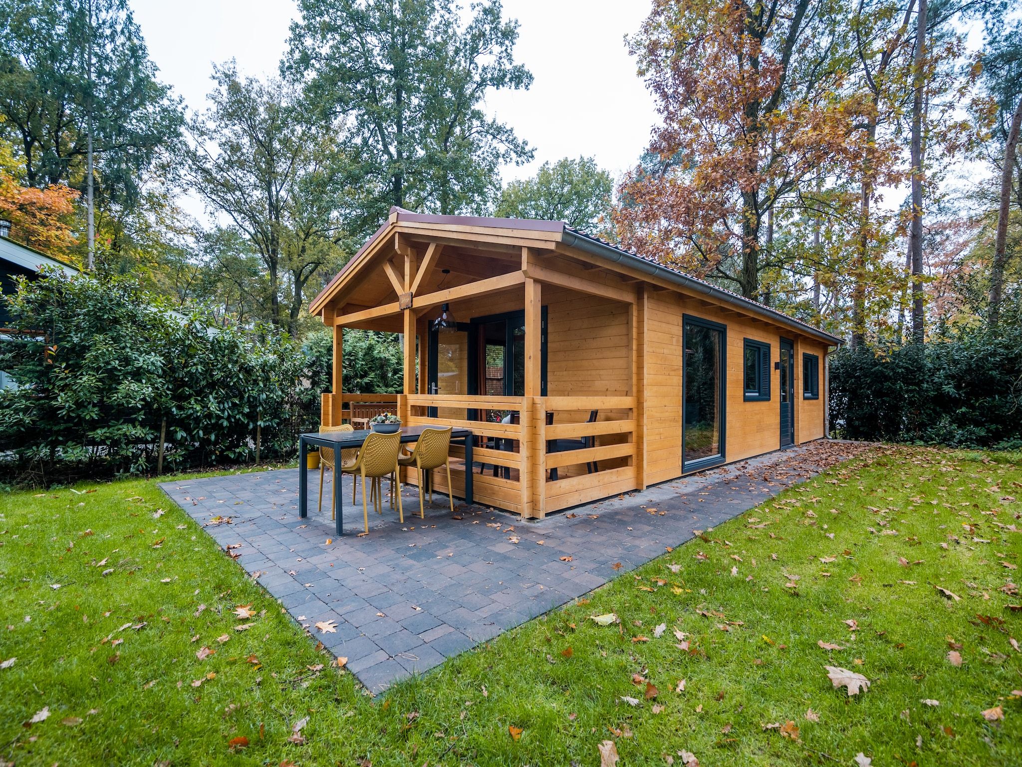 De buitenkant van 4-persoons wellness lodge in Markelo