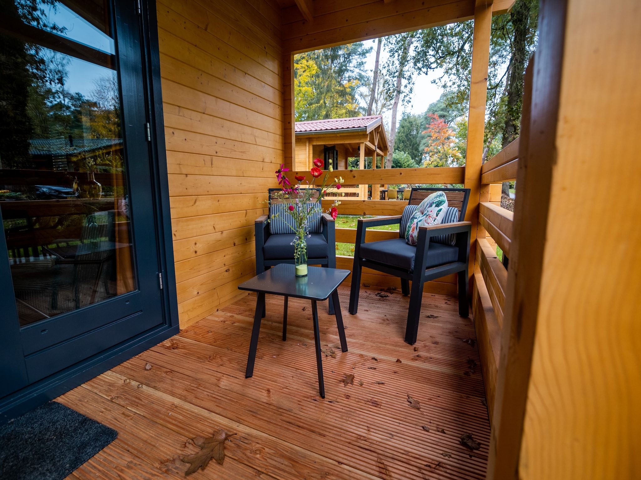 Het terras van 4-persoons wellness lodge in Markelo