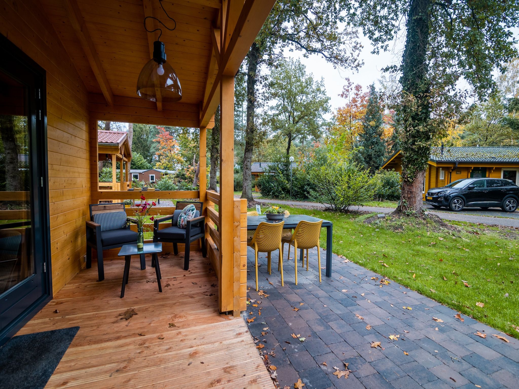 Het terras van 4-persoons wellness lodge in Markelo