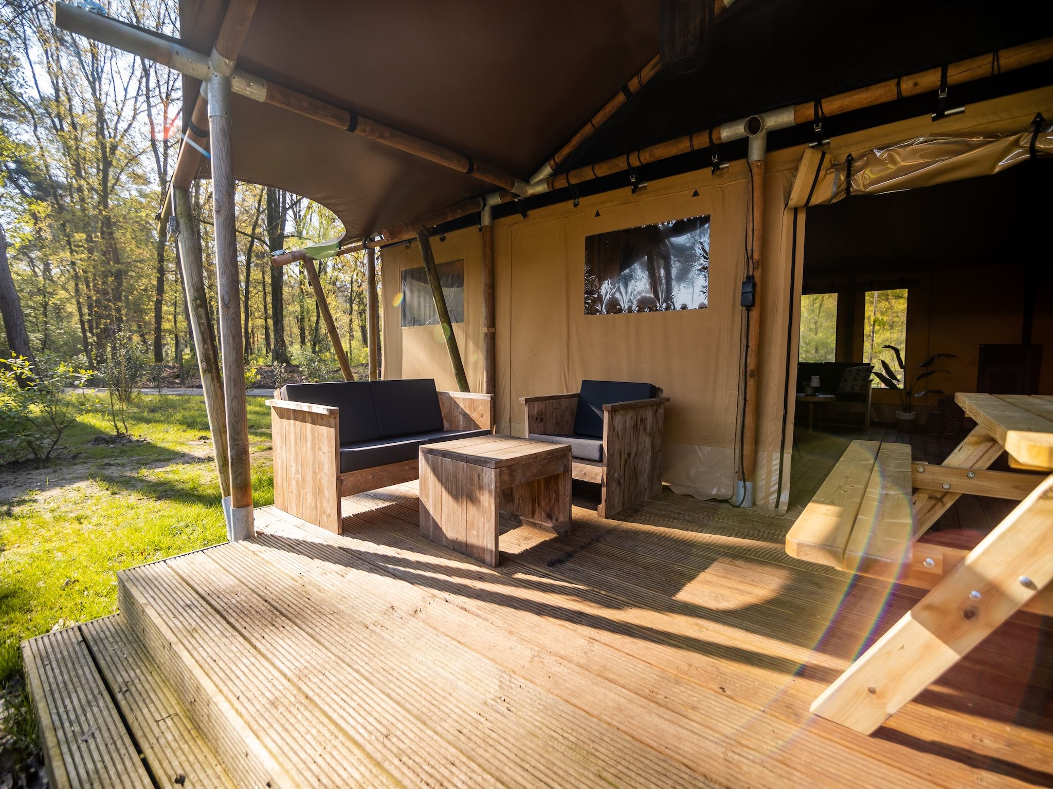 Het terras van 6 persoons Luxe Safaritent in Markelo