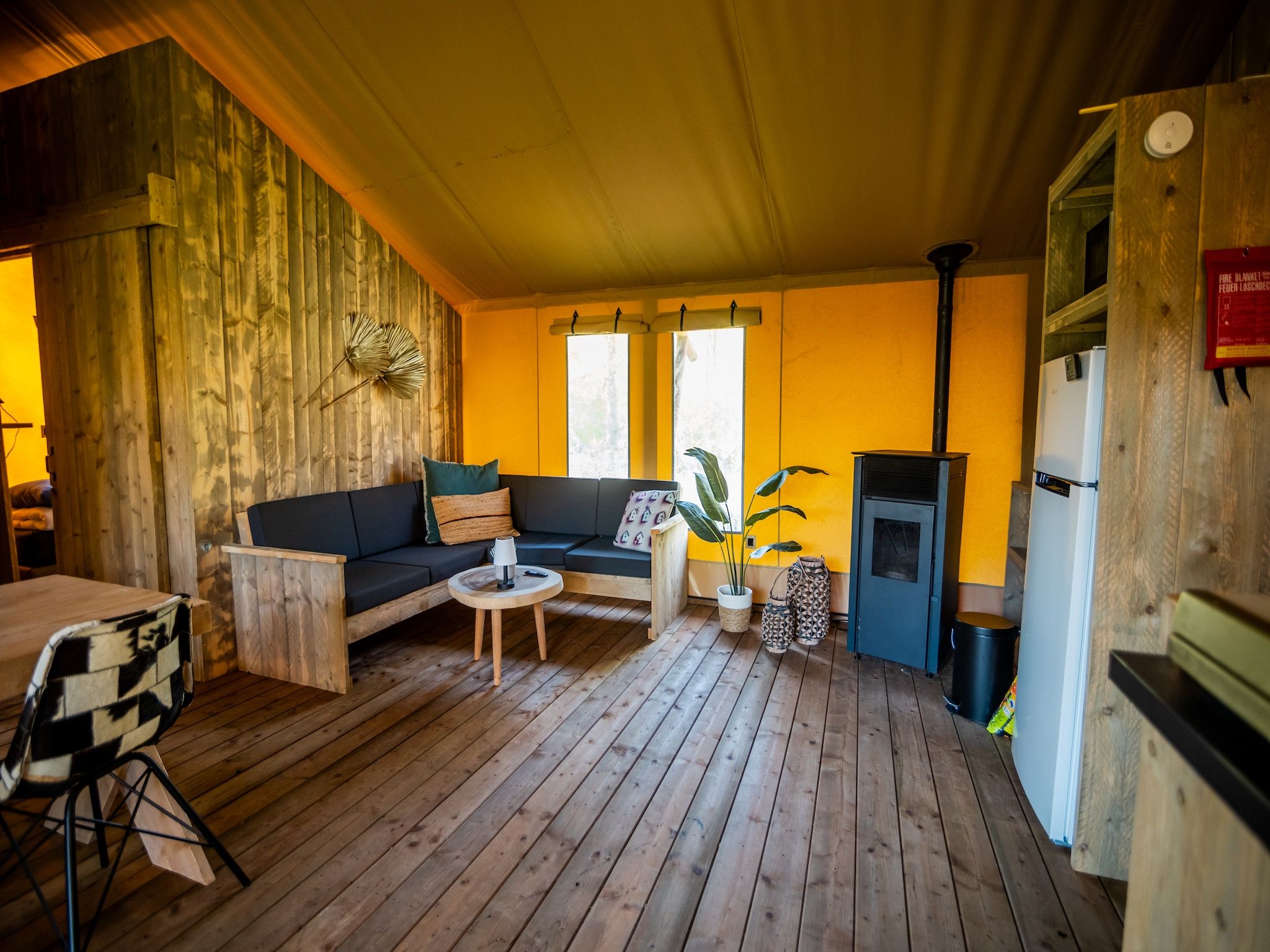 De woonkamer van 6 persoons Luxe Safaritent in Markelo