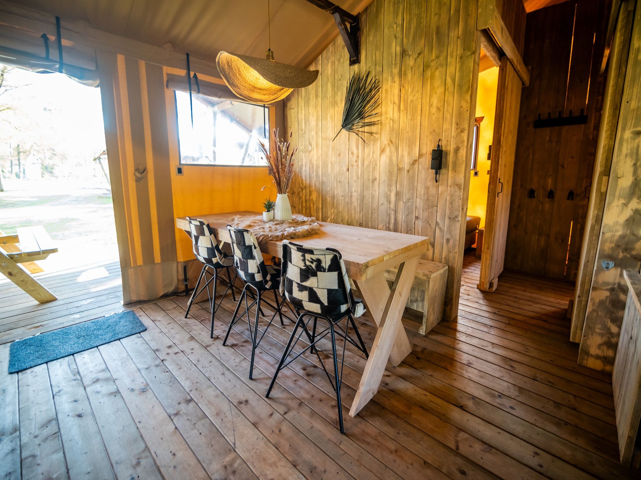 De eetkamer van 6 persoons Luxe Safaritent in Markelo