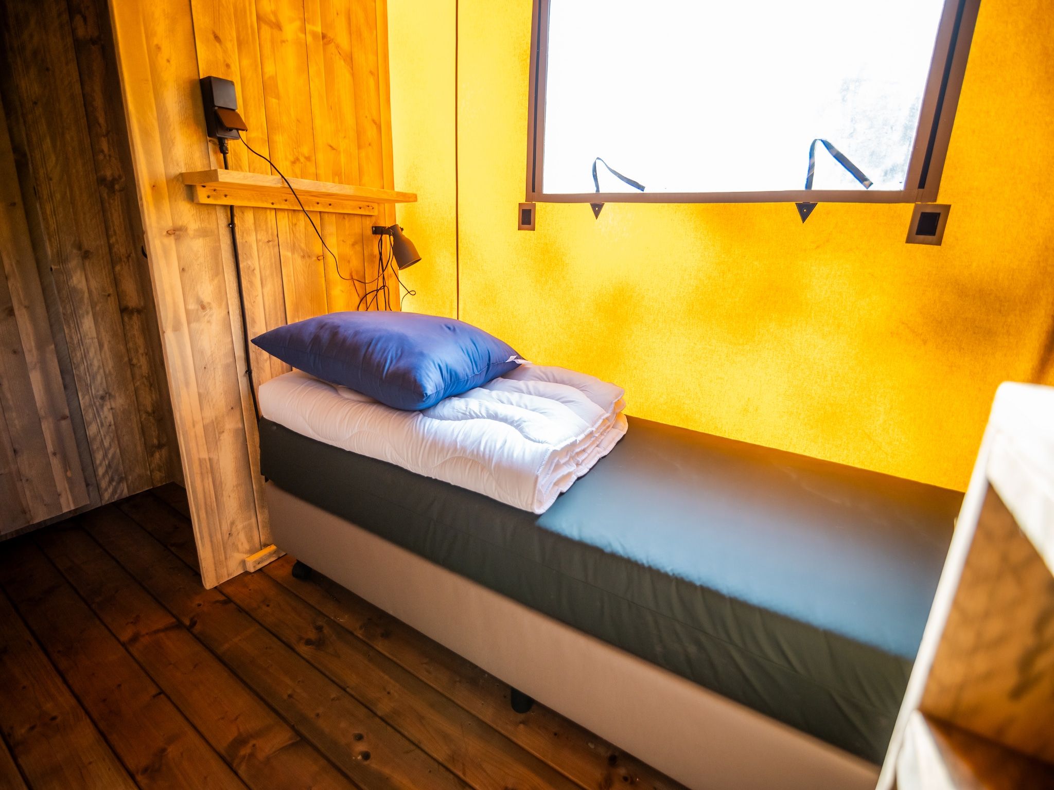 Een slaapkamer van 6 persoons Luxe Safaritent in Markelo