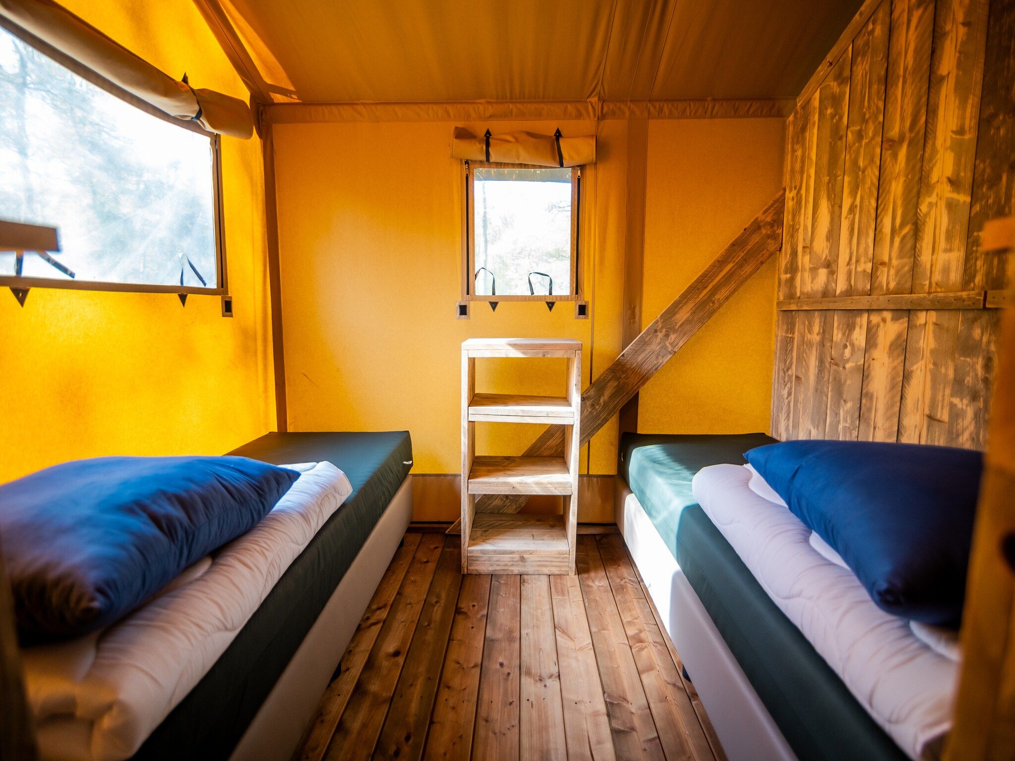 Een slaapkamer van 6 persoons Luxe Safaritent in Markelo