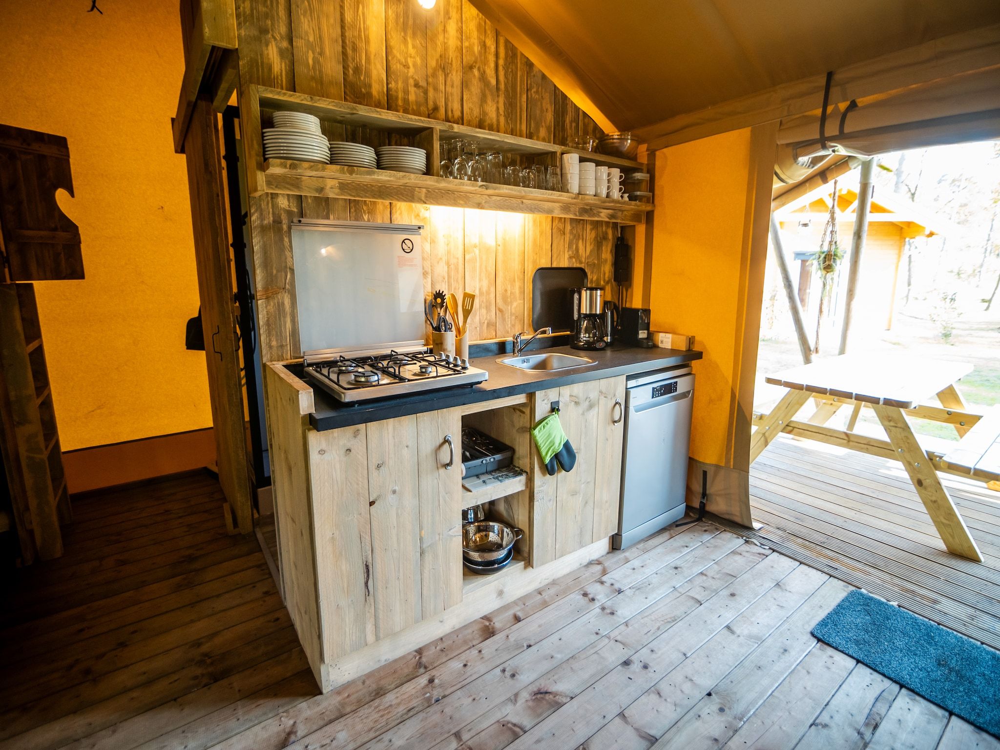 De keuken van 6 persoons Luxe Safaritent in Markelo