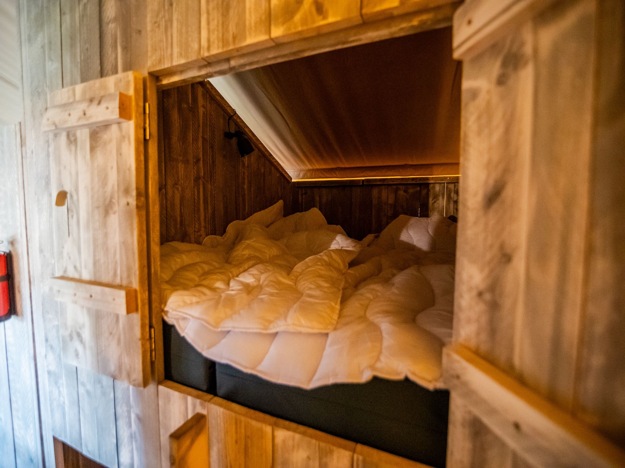 Een slaapkamer van 6 persoons Luxe Safaritent in Markelo